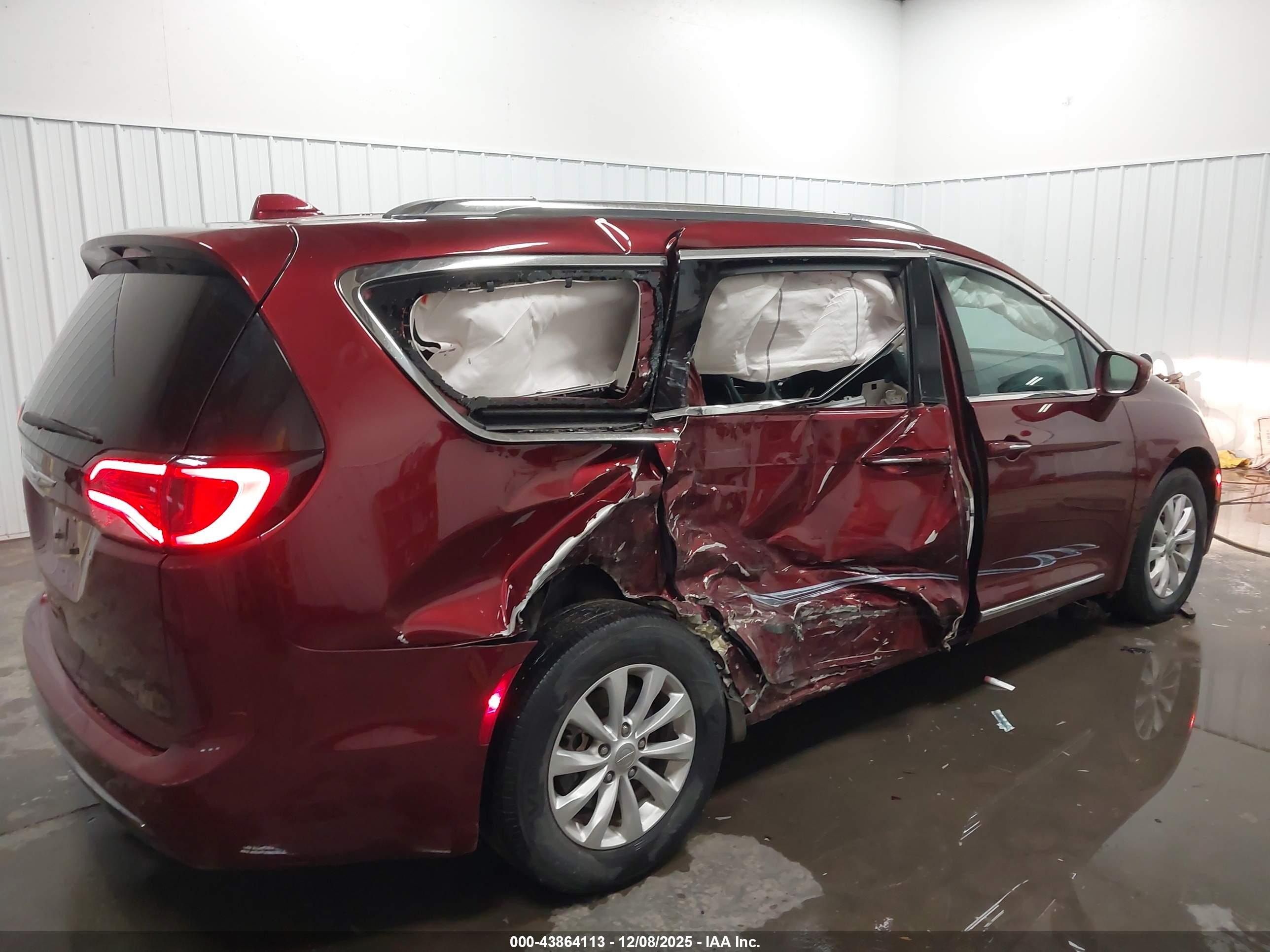 CHRYSLER PACIFICA image 6