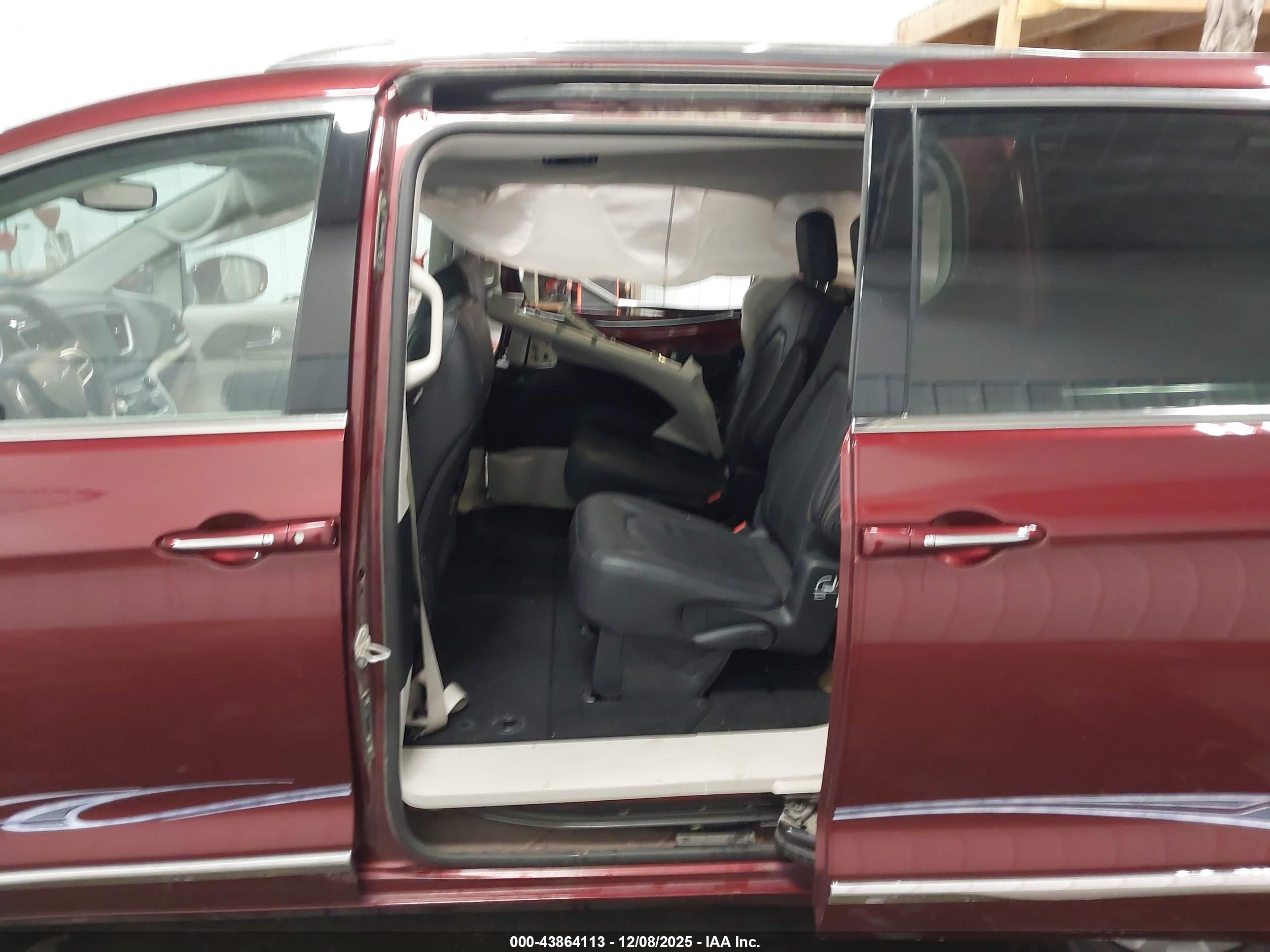 CHRYSLER PACIFICA image 8