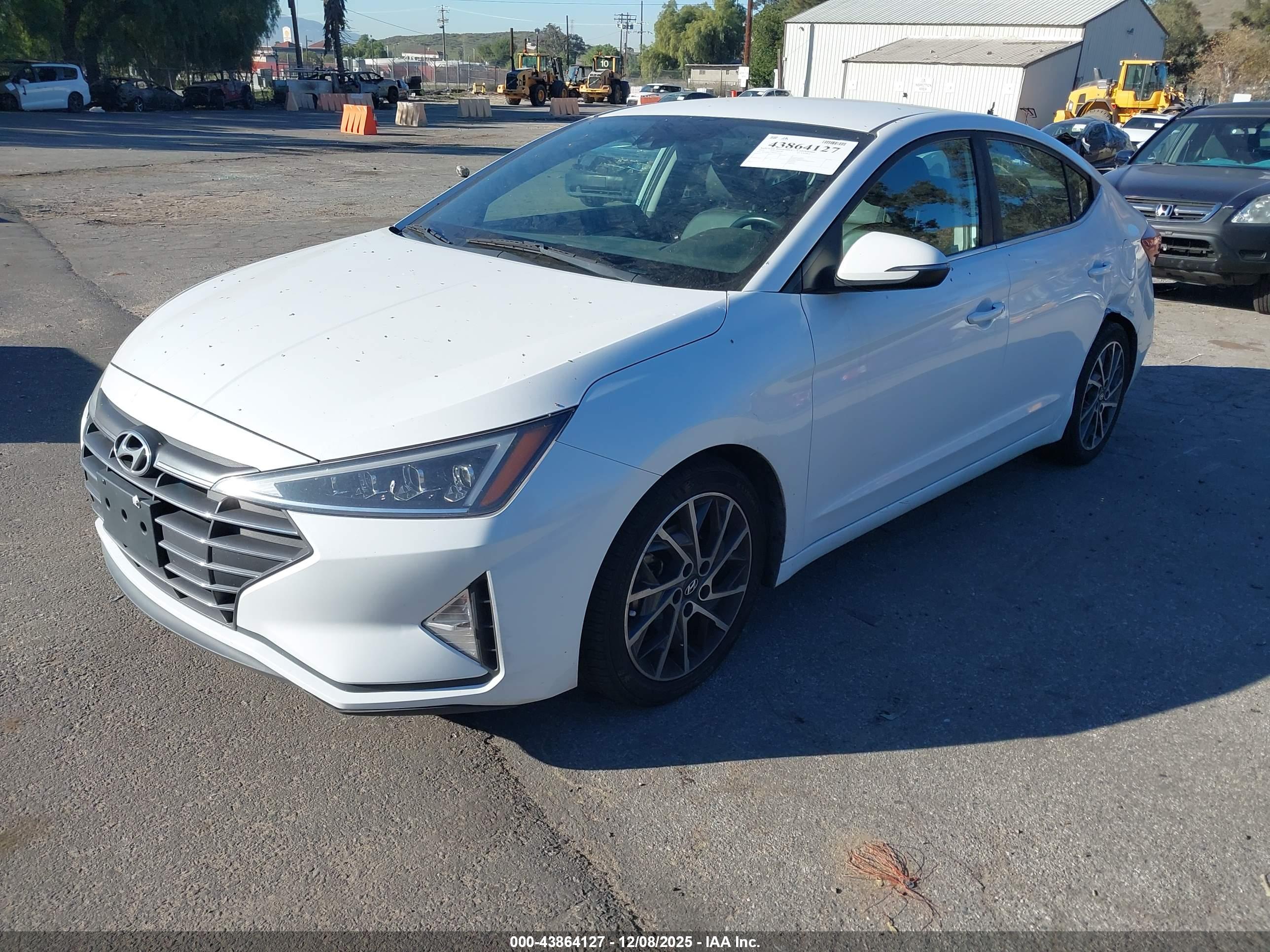 HYUNDAI ELANTRA image 2