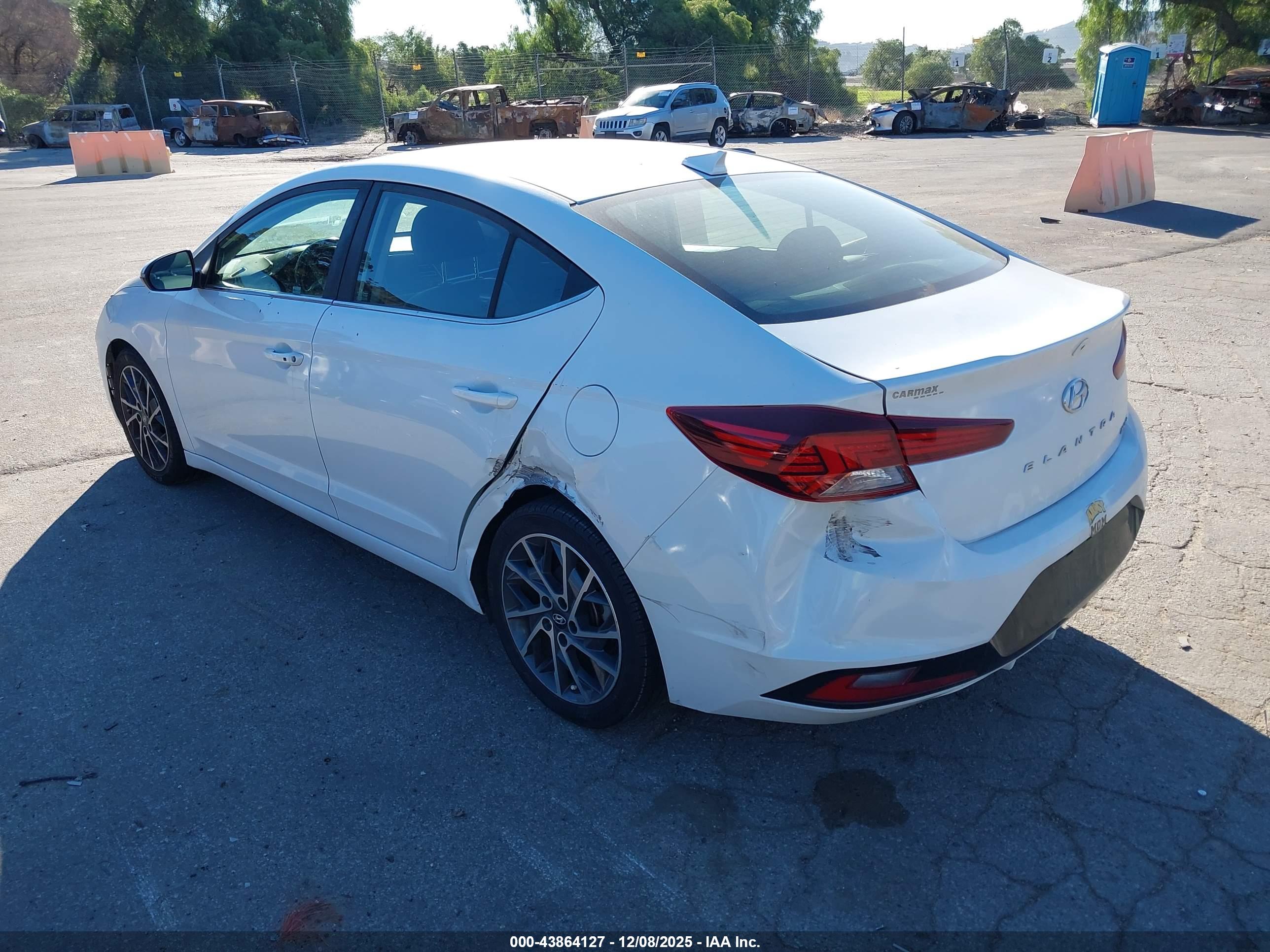 HYUNDAI ELANTRA image 3