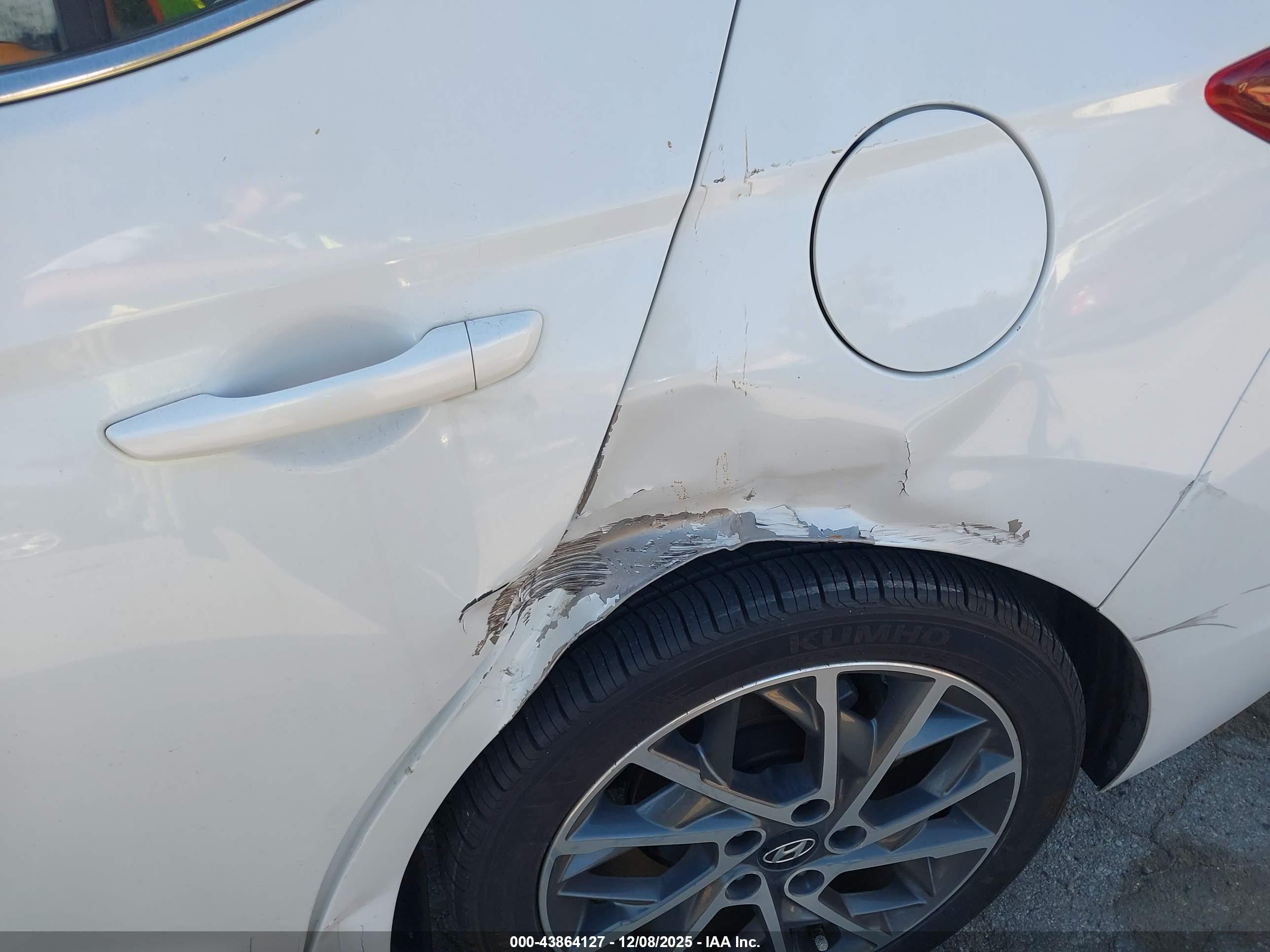 HYUNDAI ELANTRA image 6