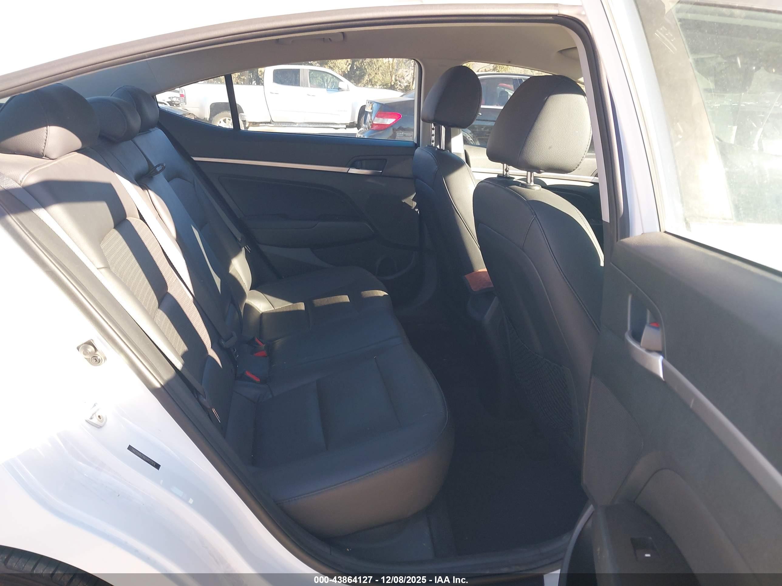HYUNDAI ELANTRA image 8