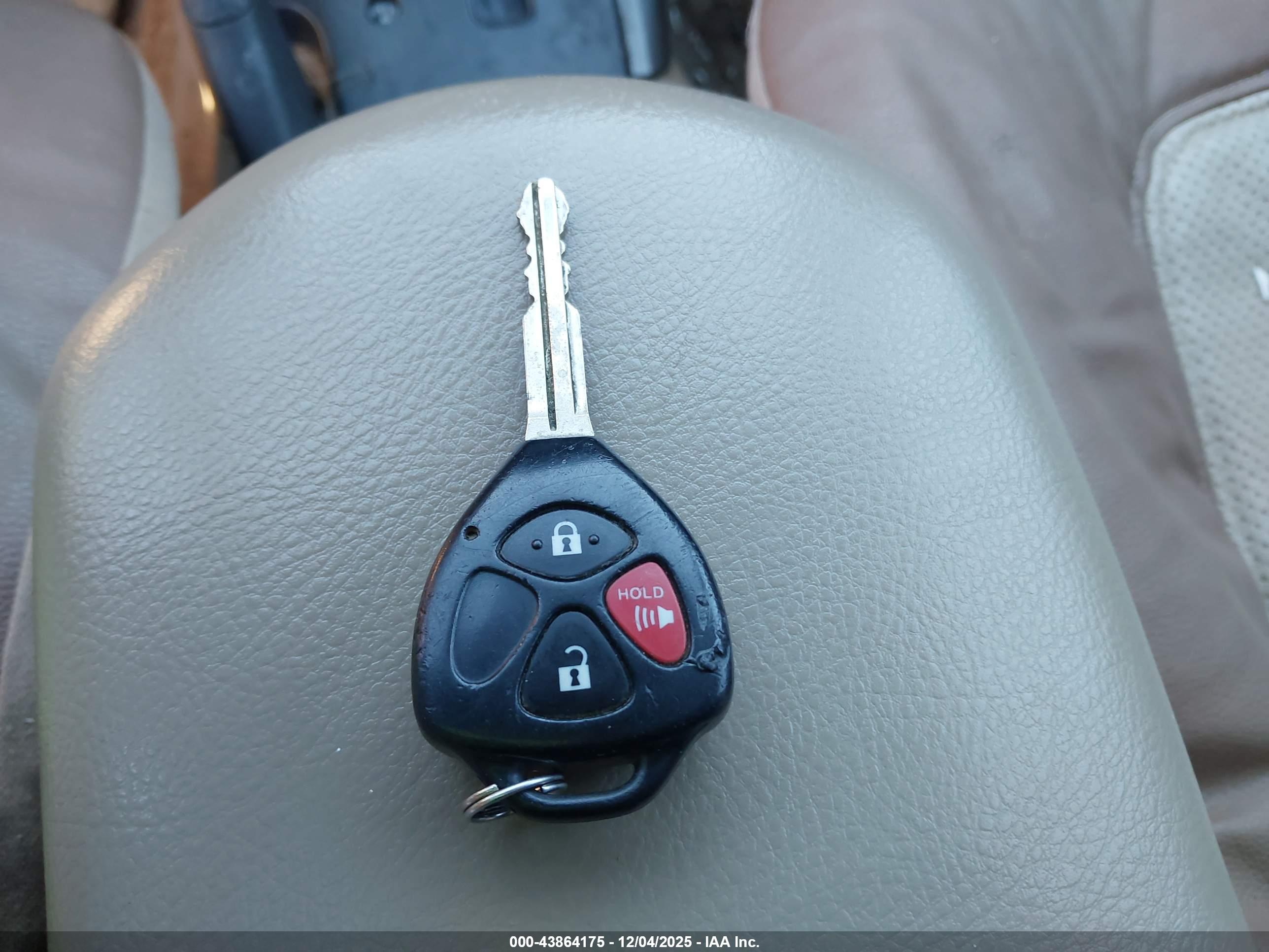 TOYOTA RAV4 image 11