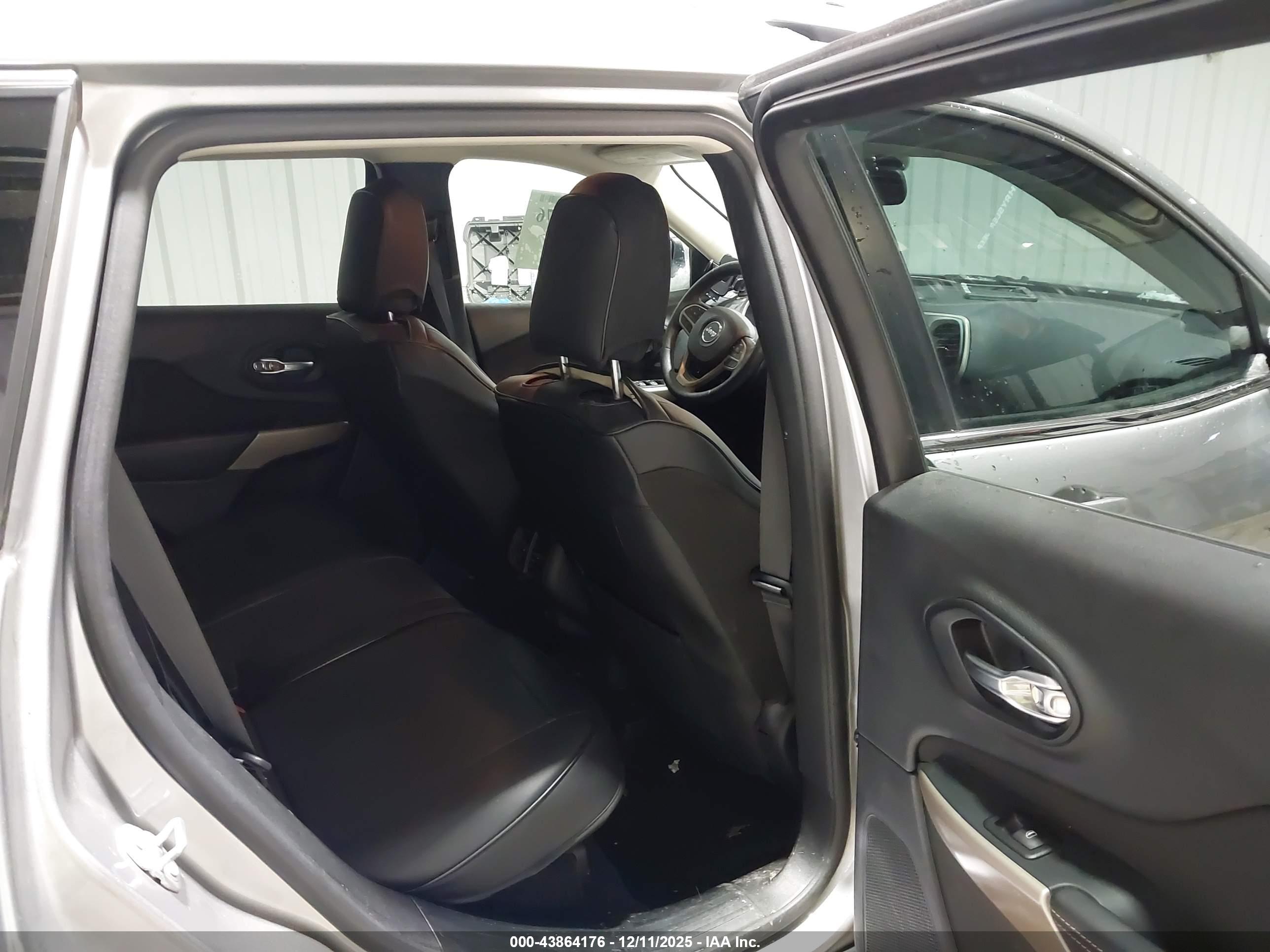 JEEP CHEROKEE image 8