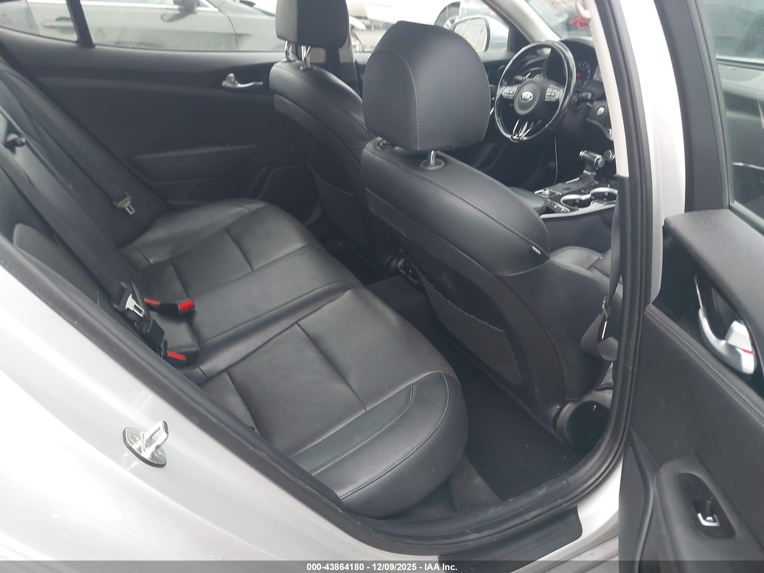 KIA STINGER image 8
