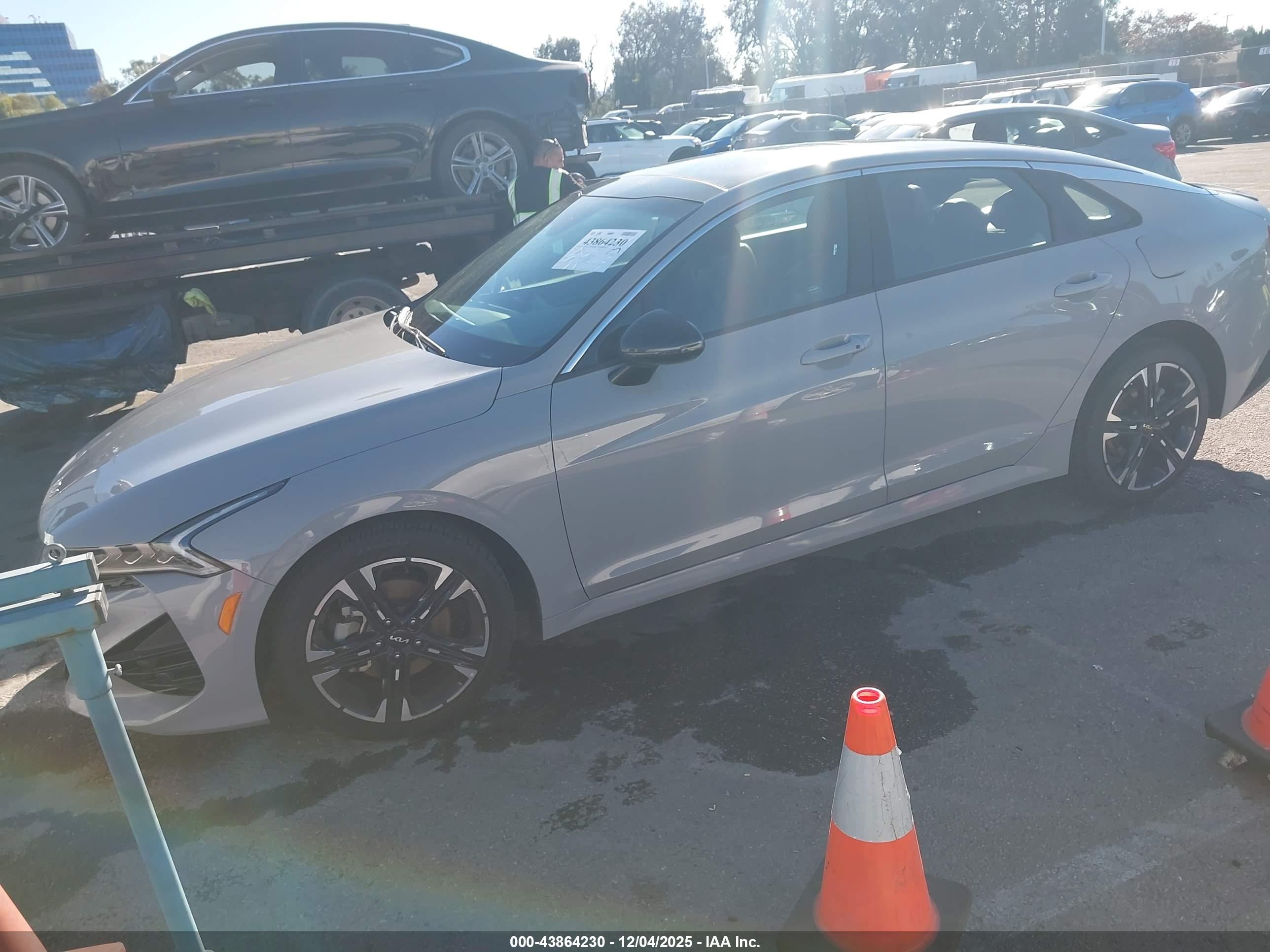 KIA K5 image 2