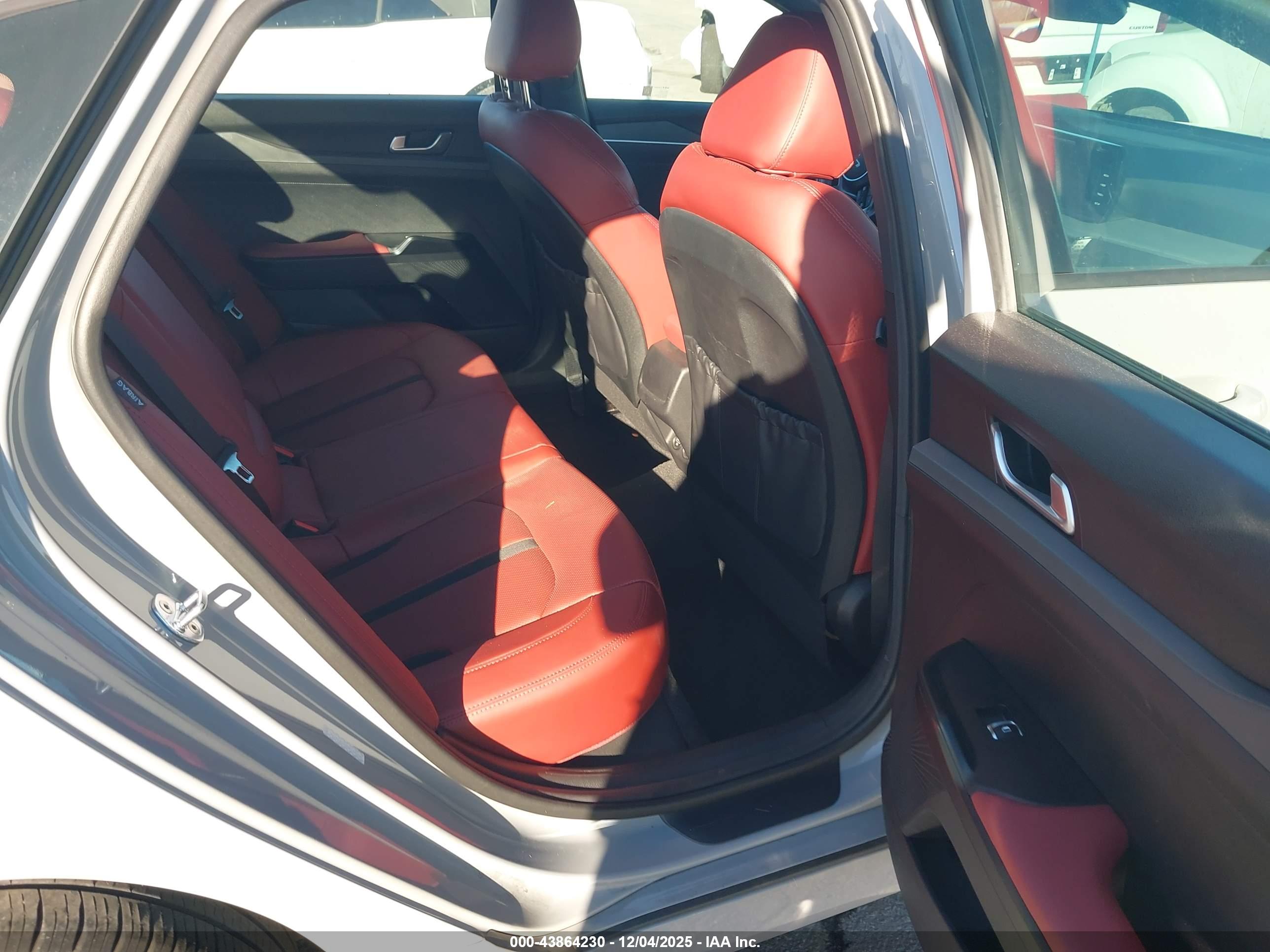 KIA K5 image 8