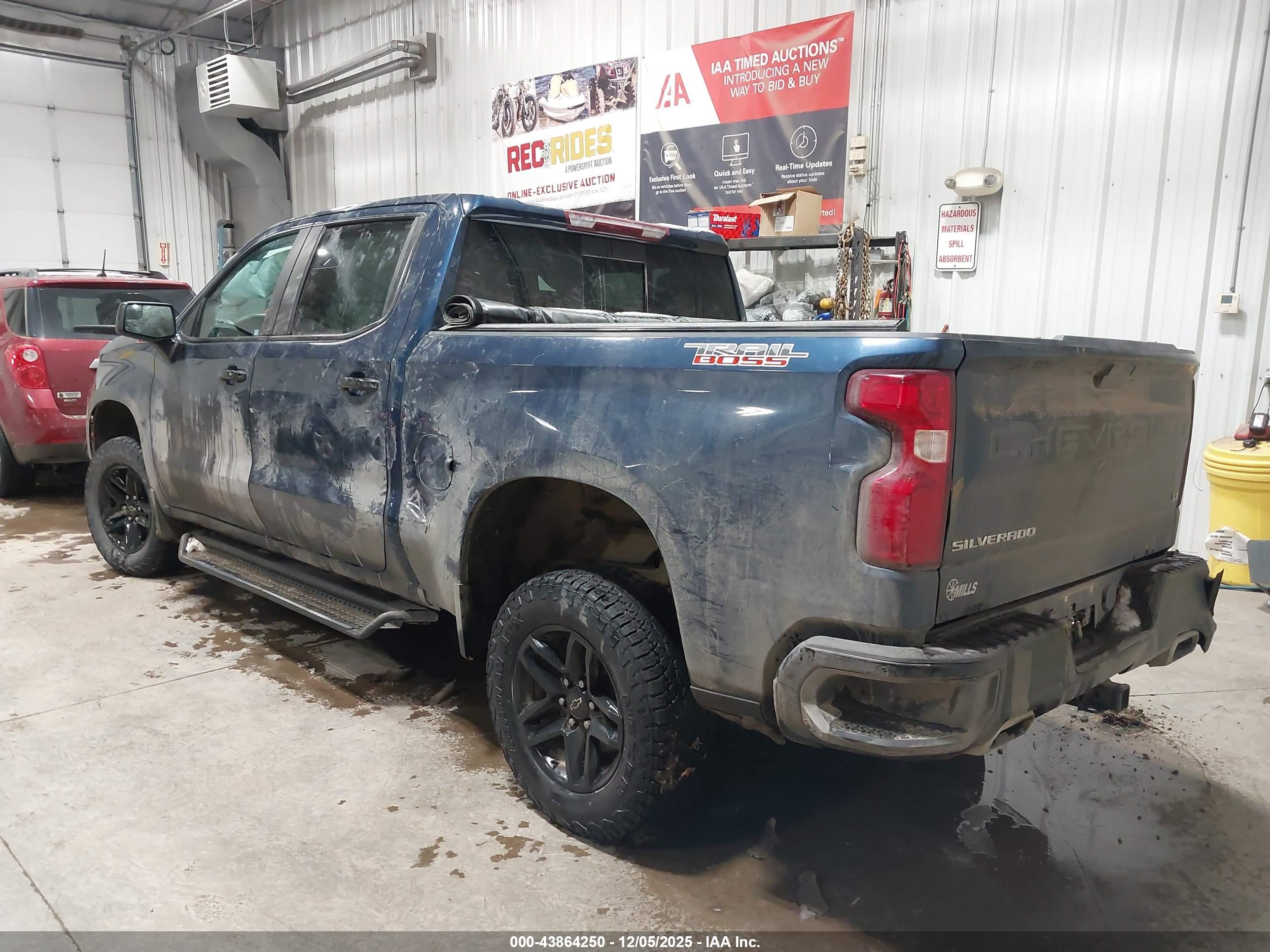 CHEVROLET SILVERADO image 3