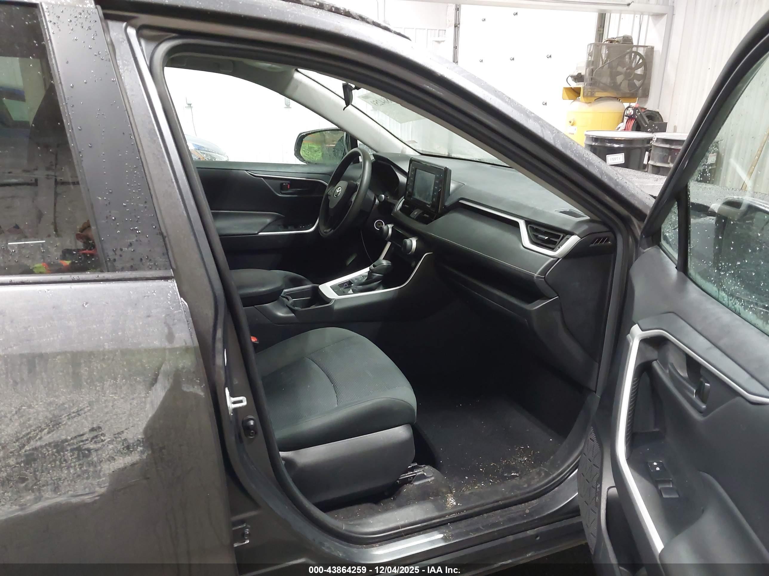 TOYOTA RAV4 image 5