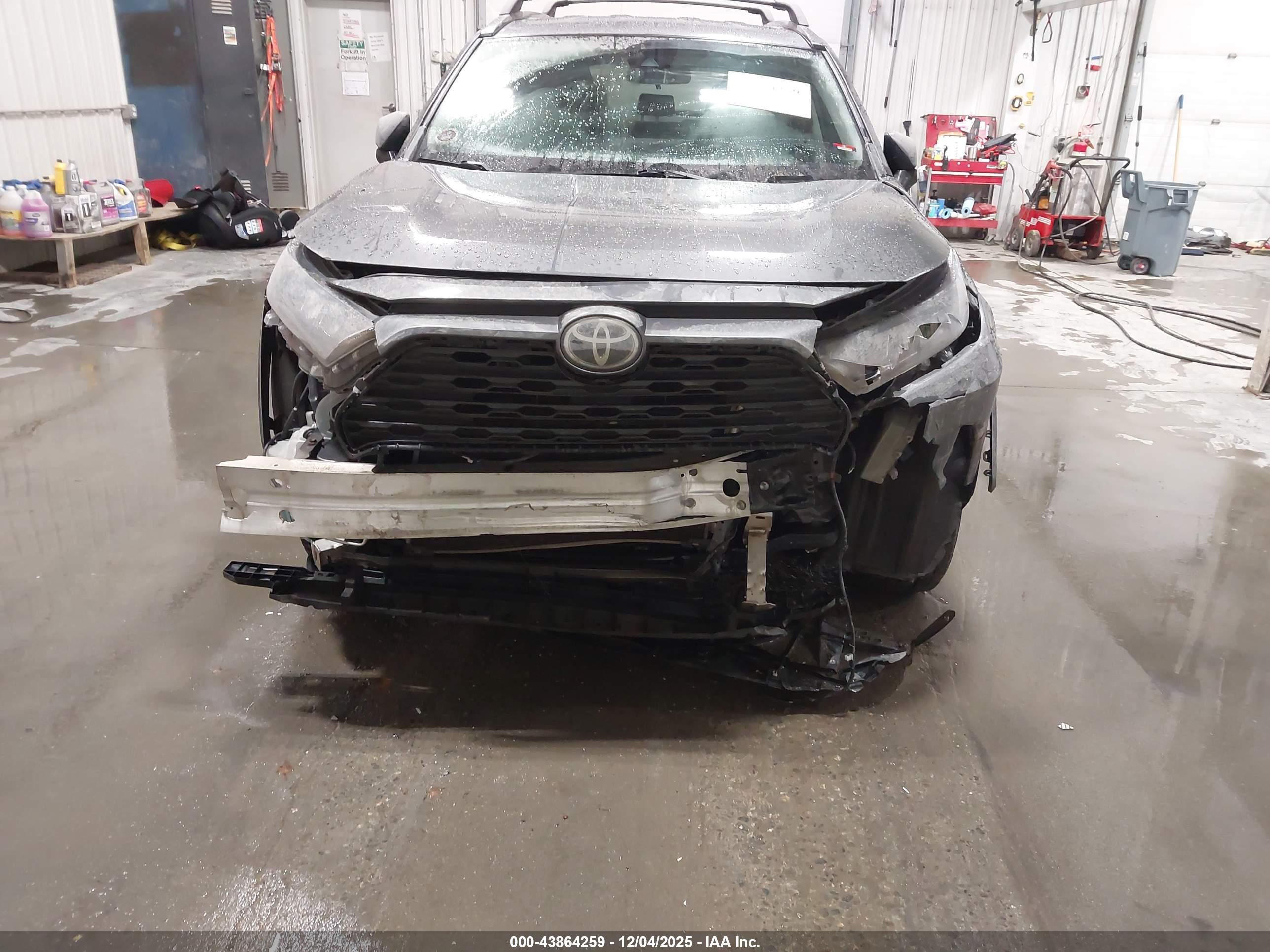 TOYOTA RAV4 image 6