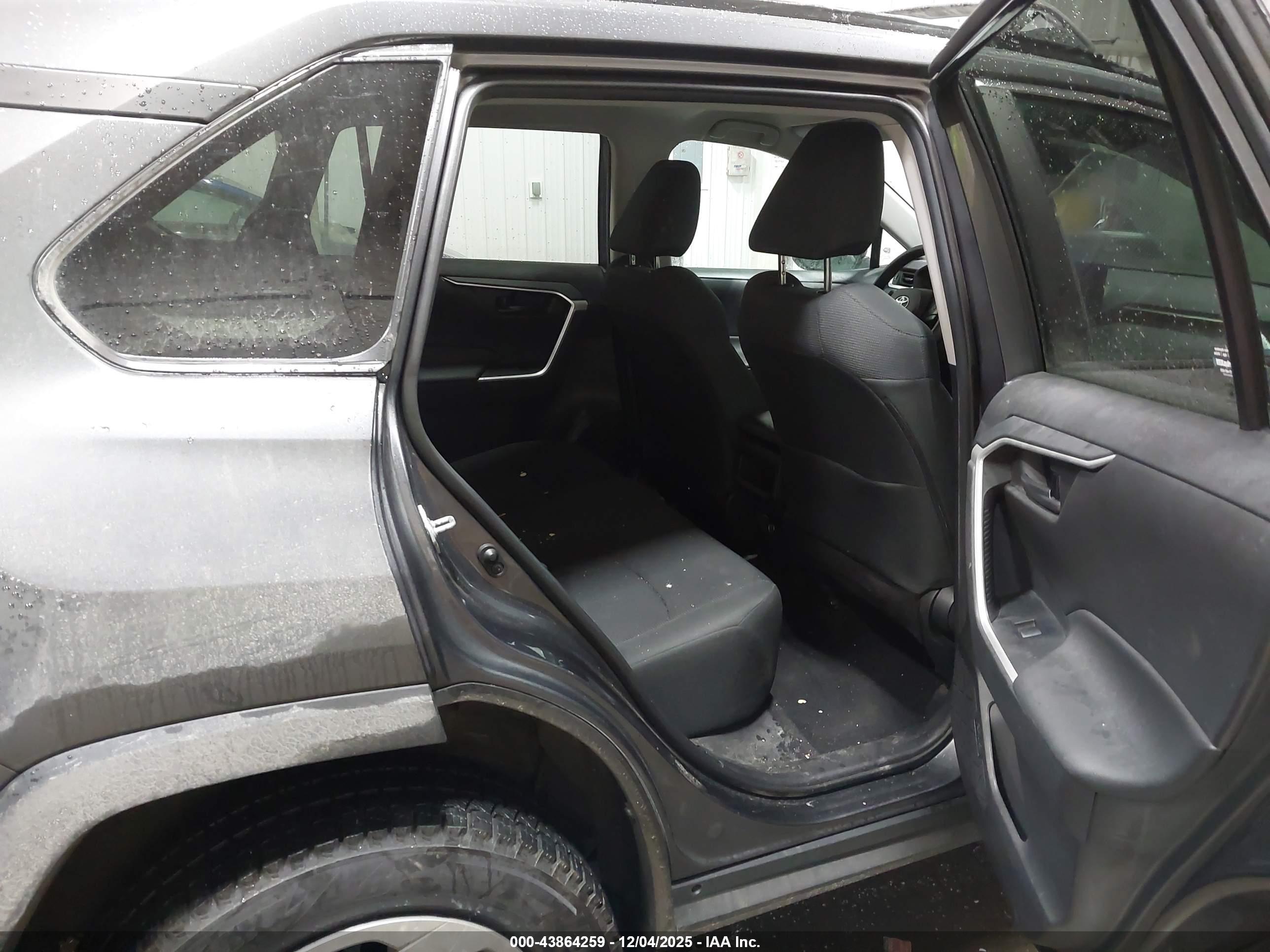 TOYOTA RAV4 image 8