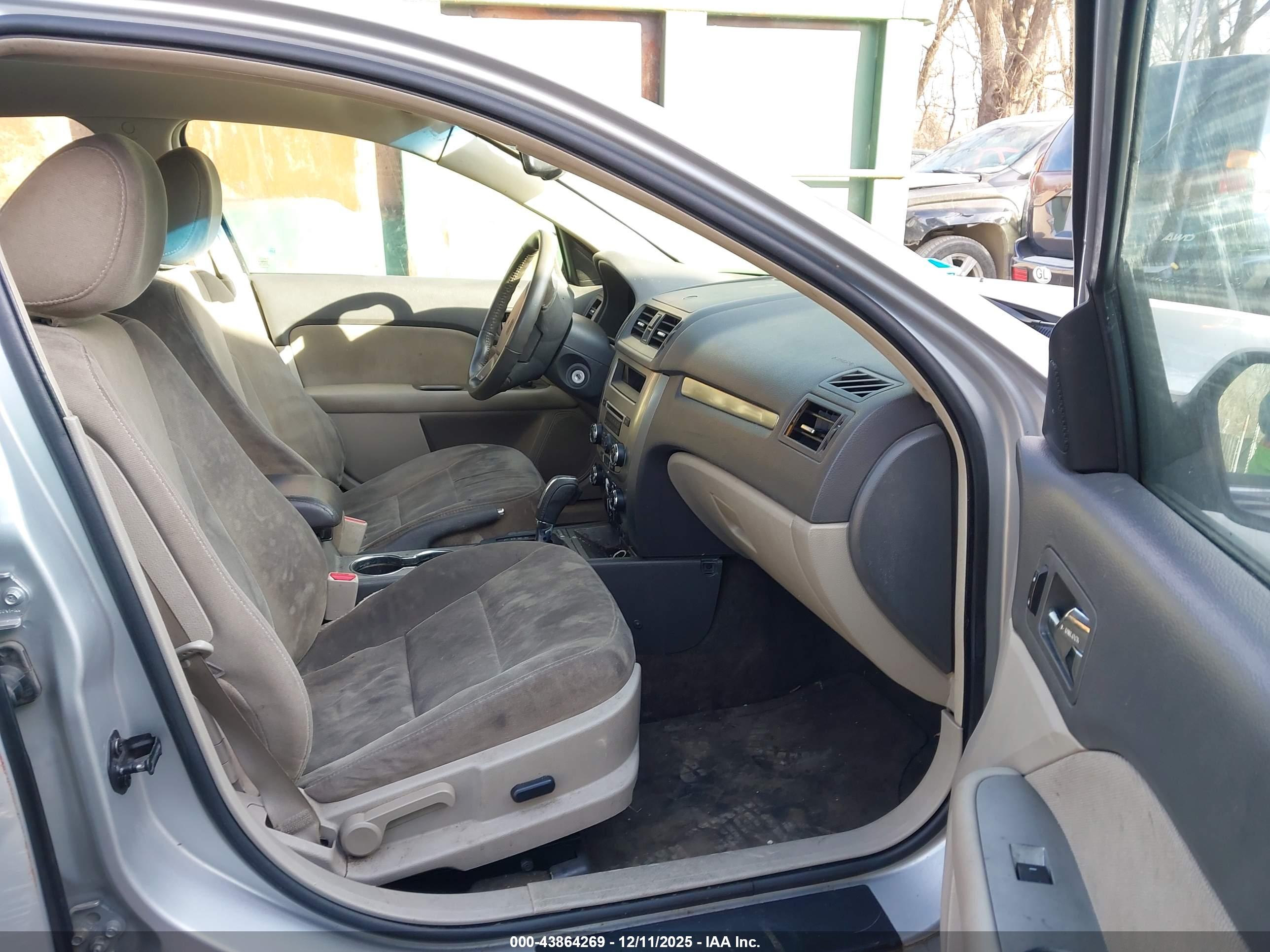 FORD FUSION image 5