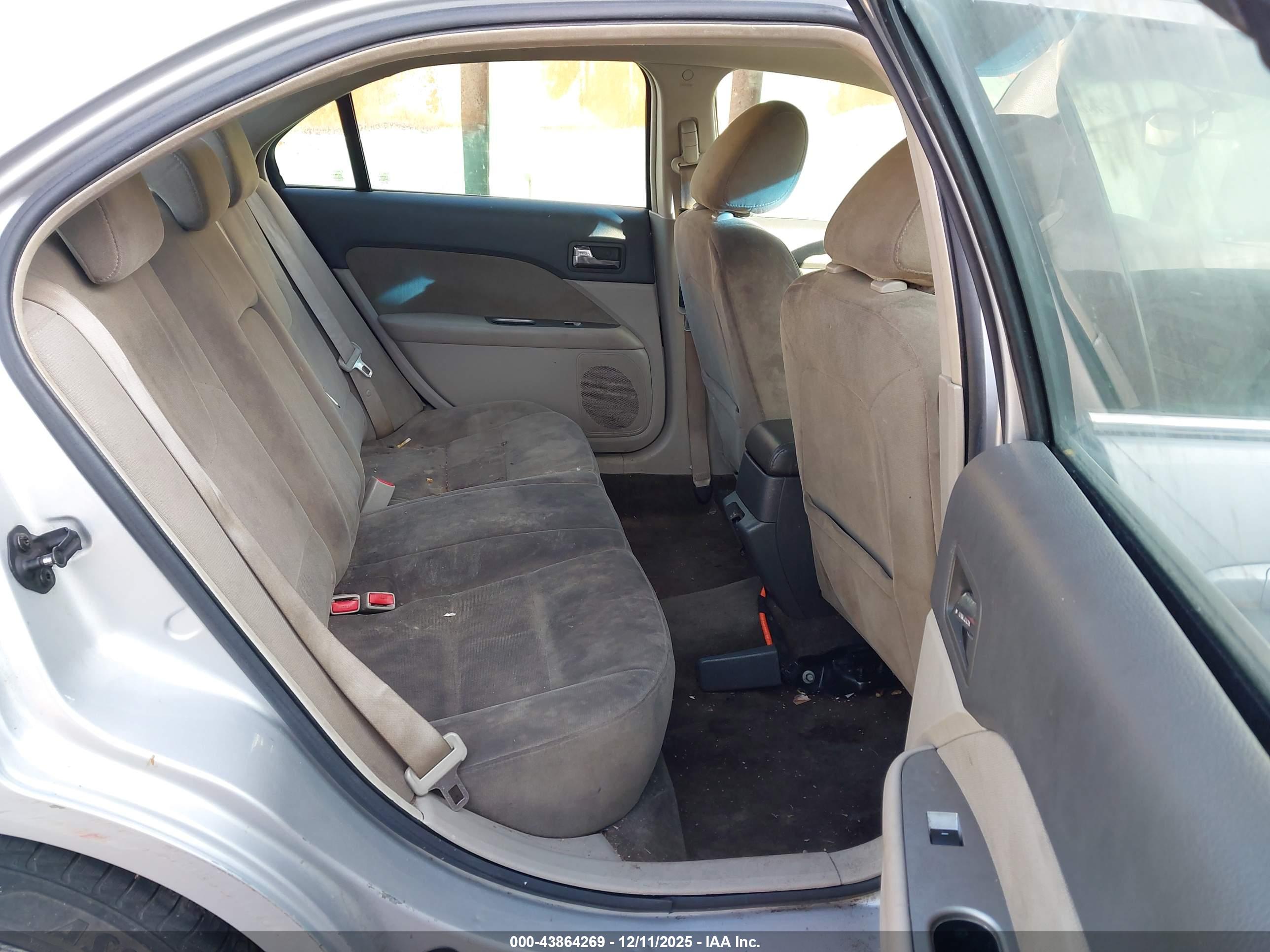 FORD FUSION image 8