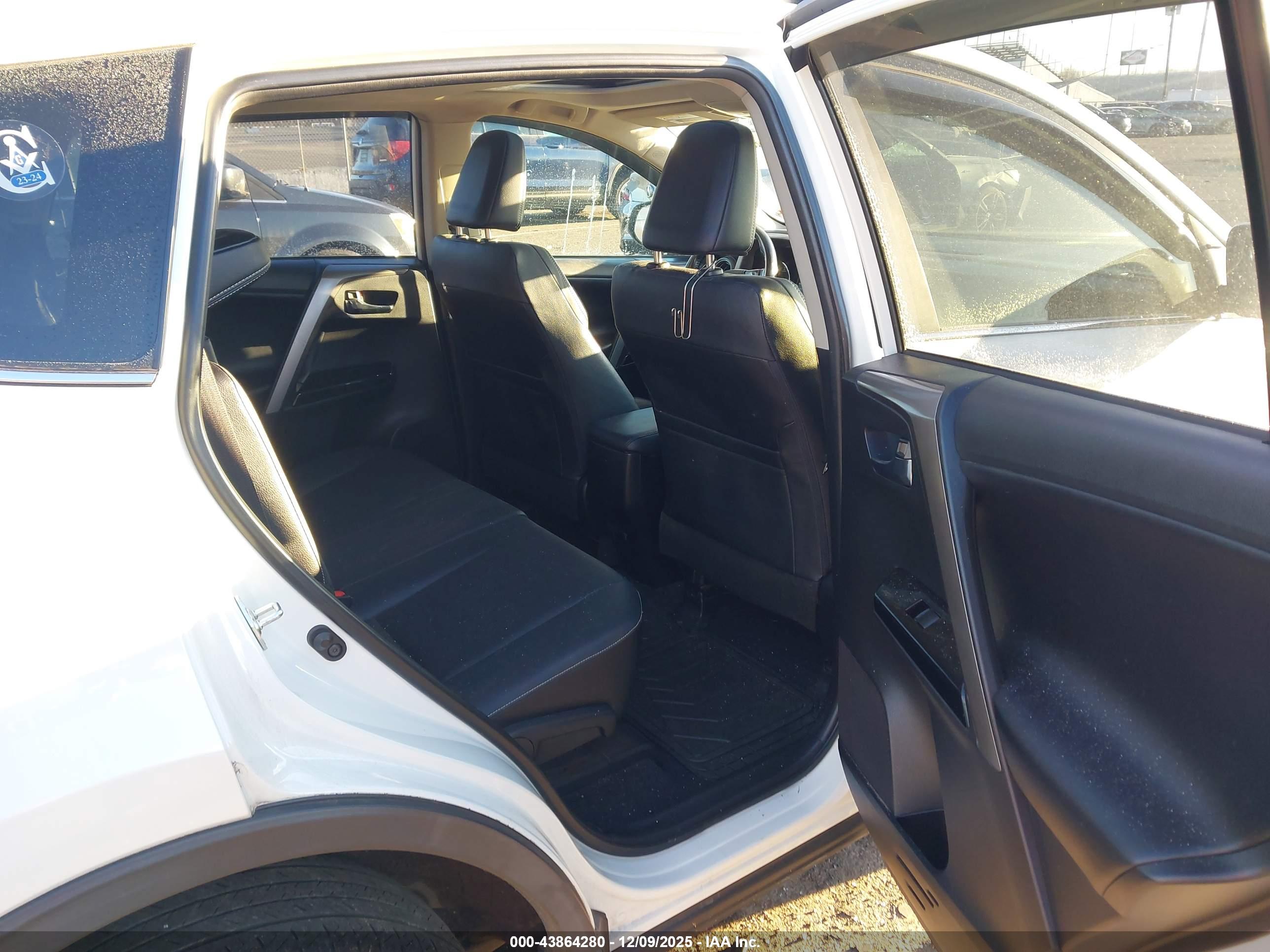 TOYOTA RAV4 image 8