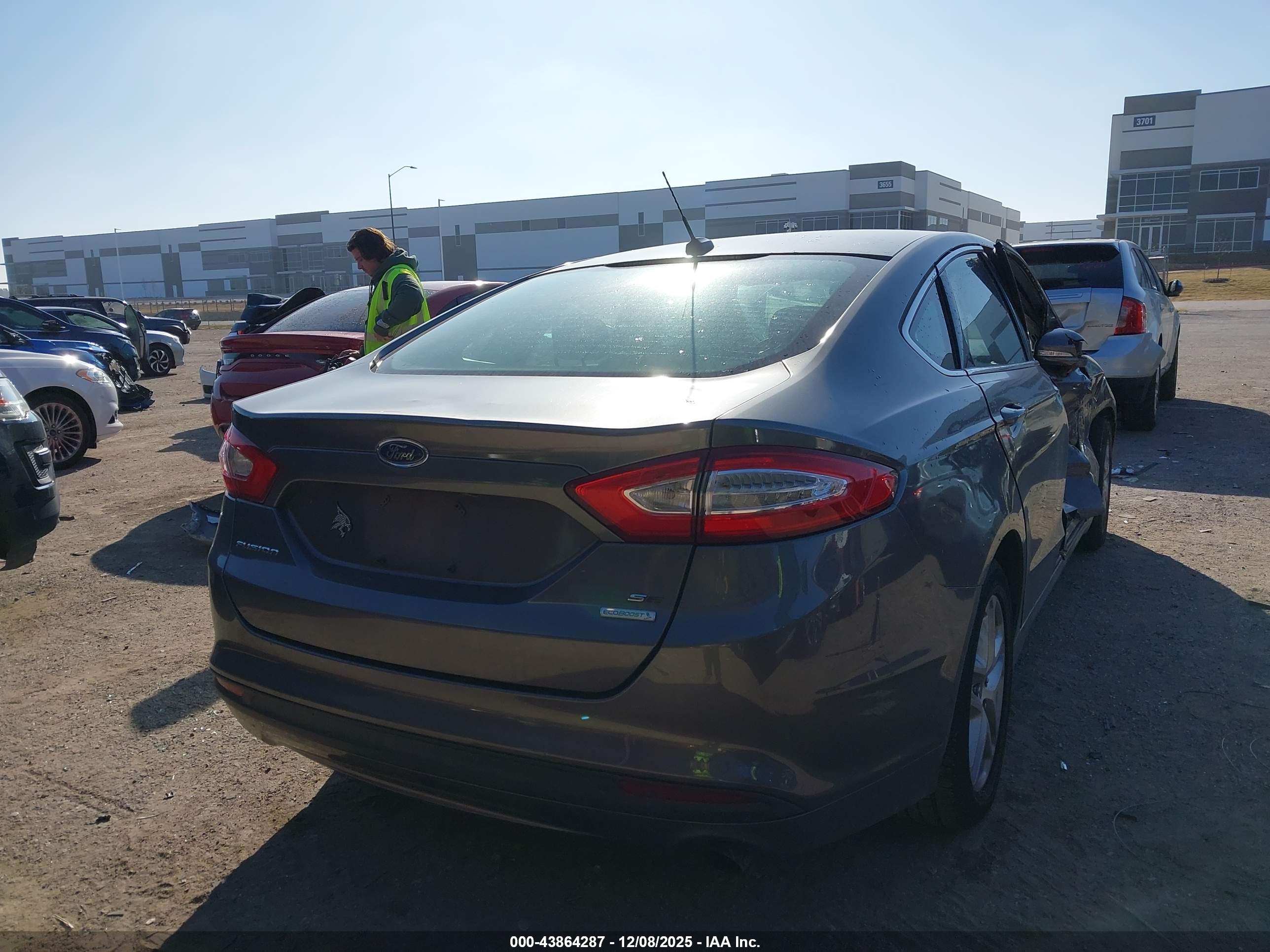 FORD FUSION image 4