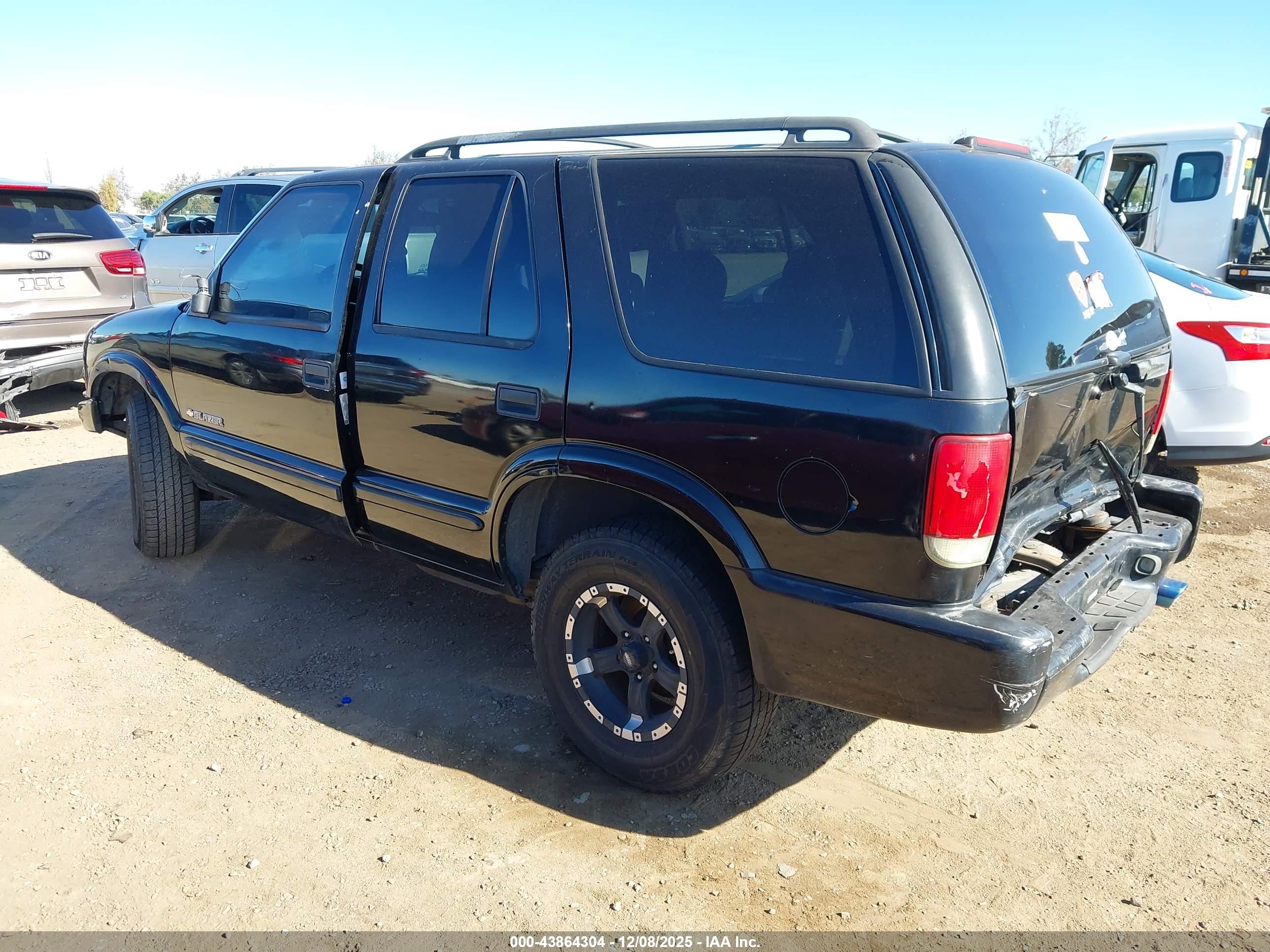 CHEVROLET BLAZER image 3