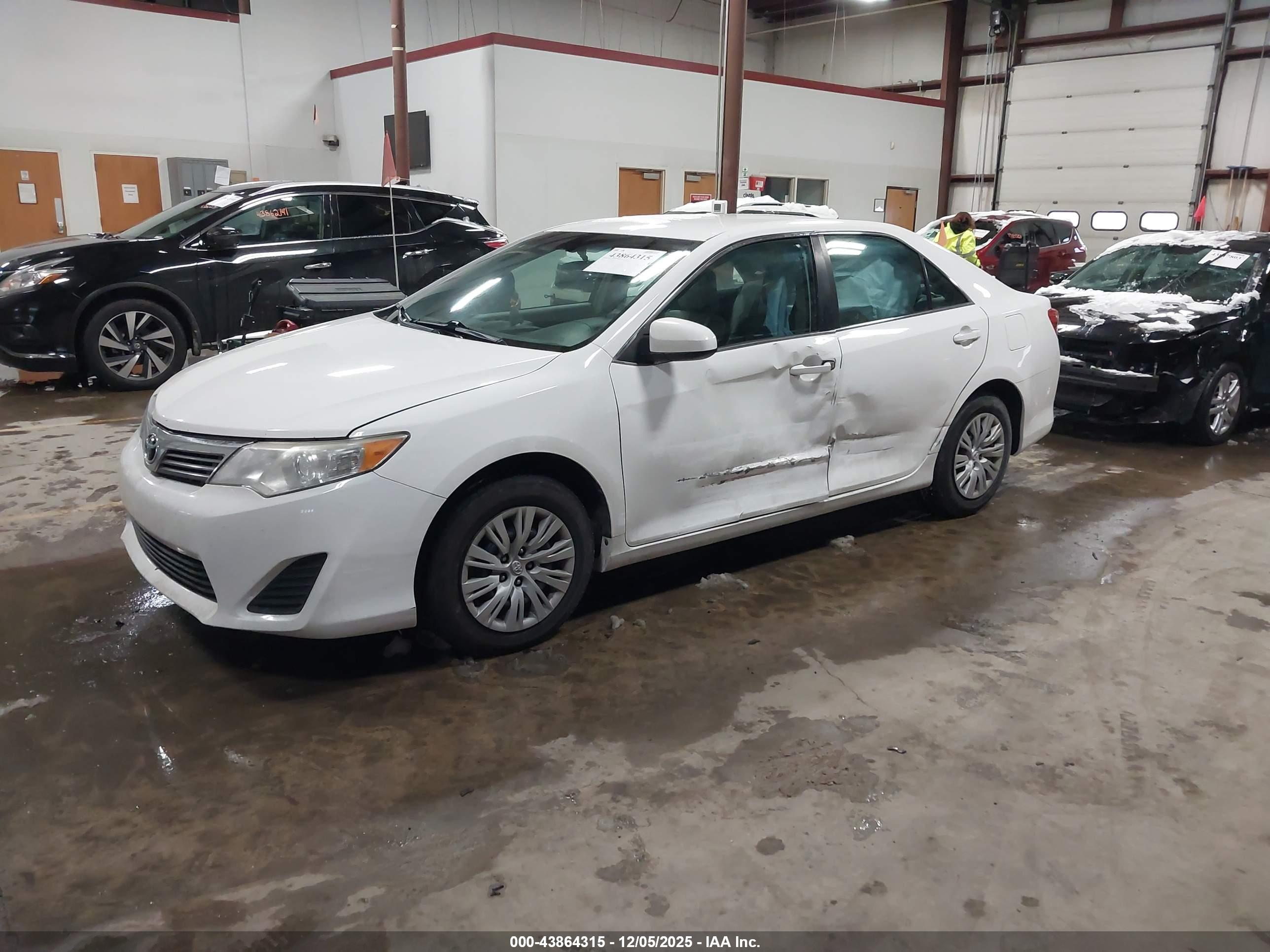 TOYOTA CAMRY image 2