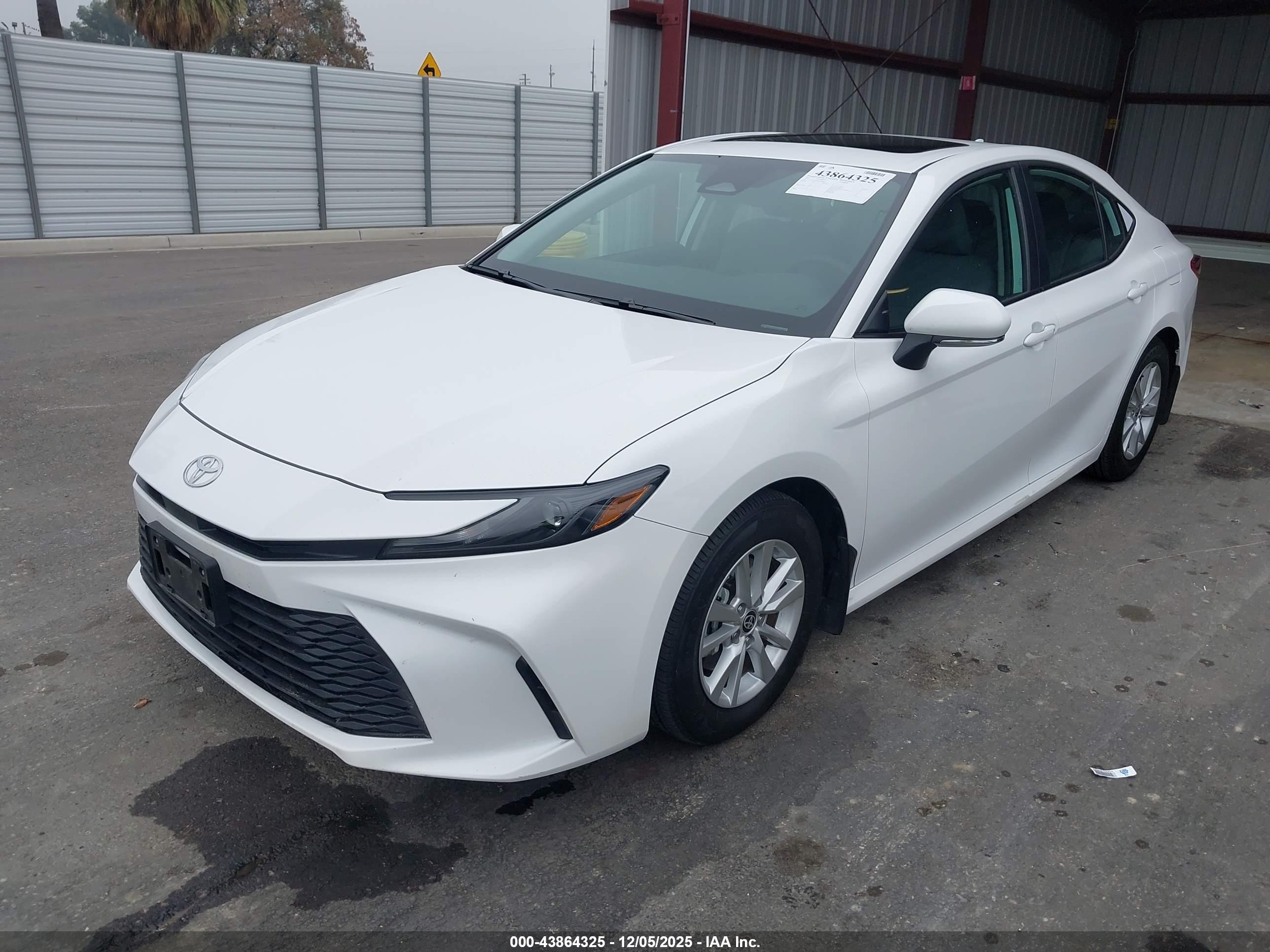 TOYOTA CAMRY image 2
