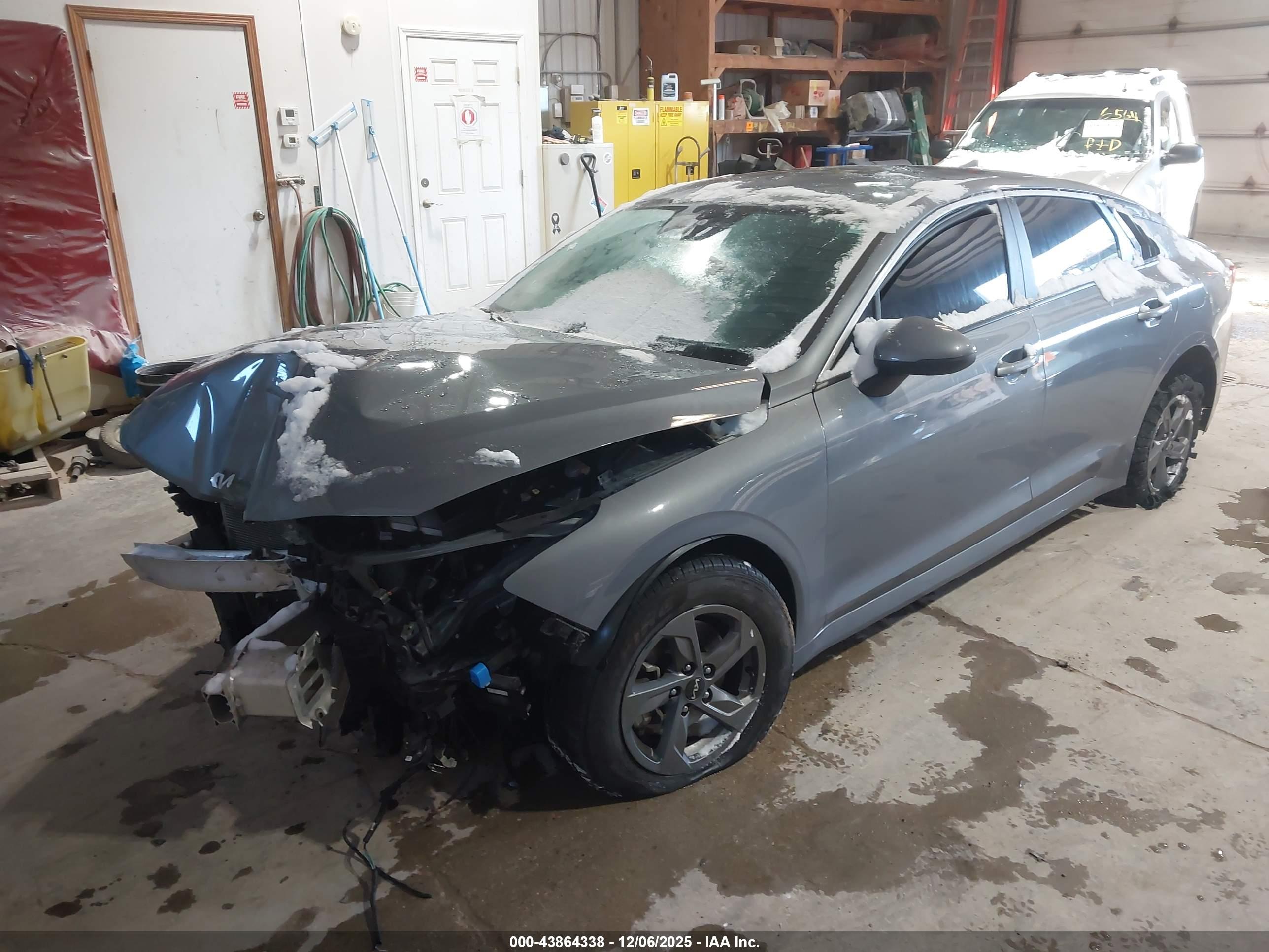 KIA K5 image 2
