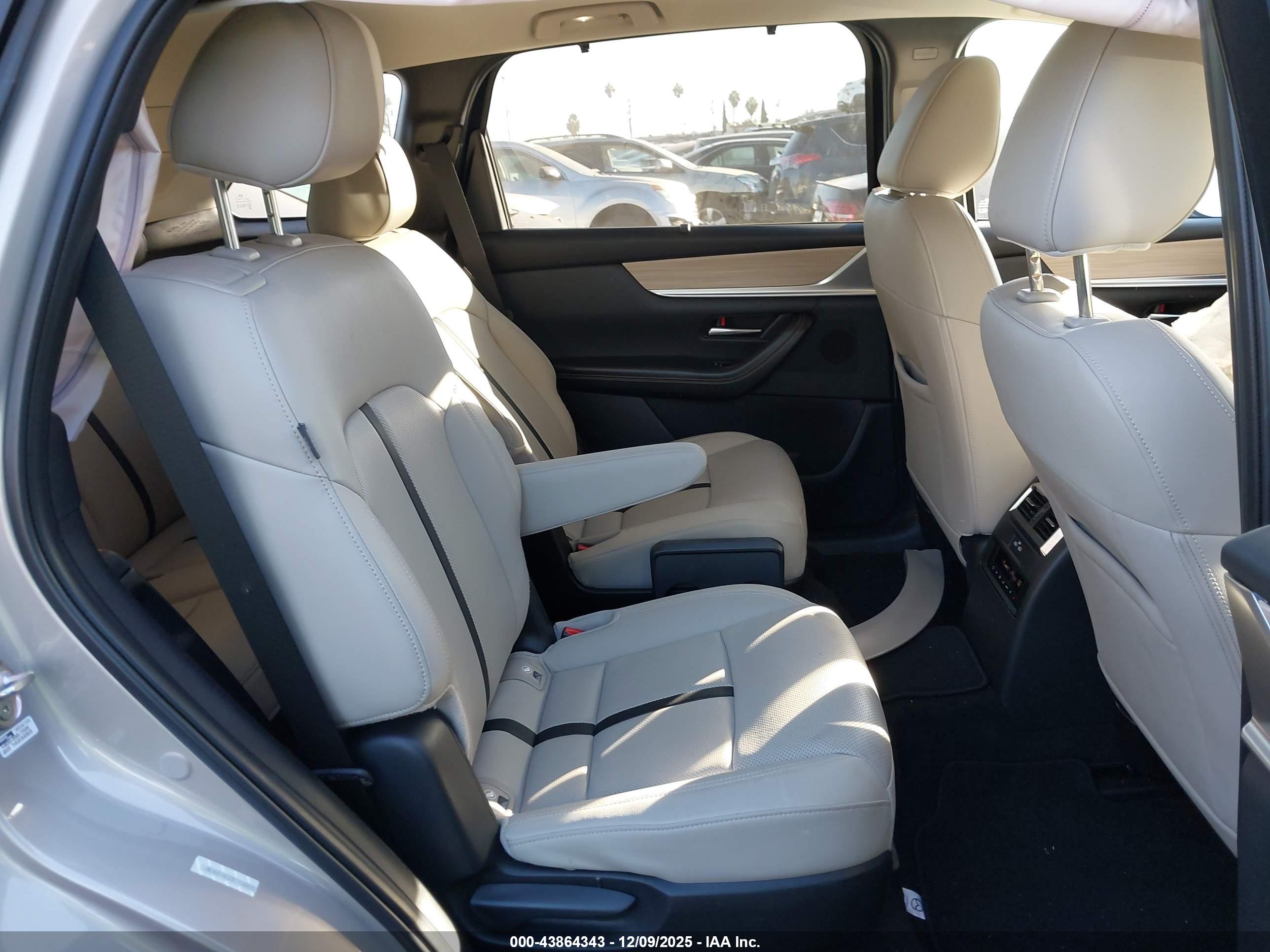 MAZDA CX-90 image 8