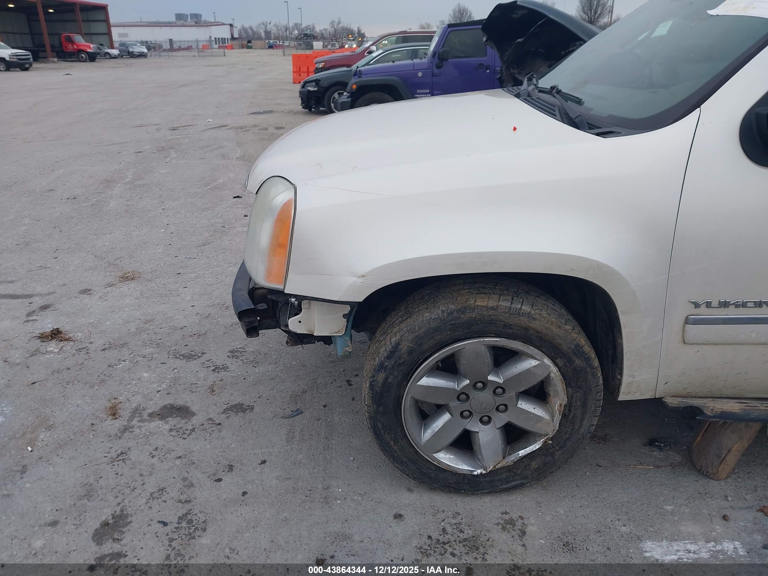GMC YUKON image 6