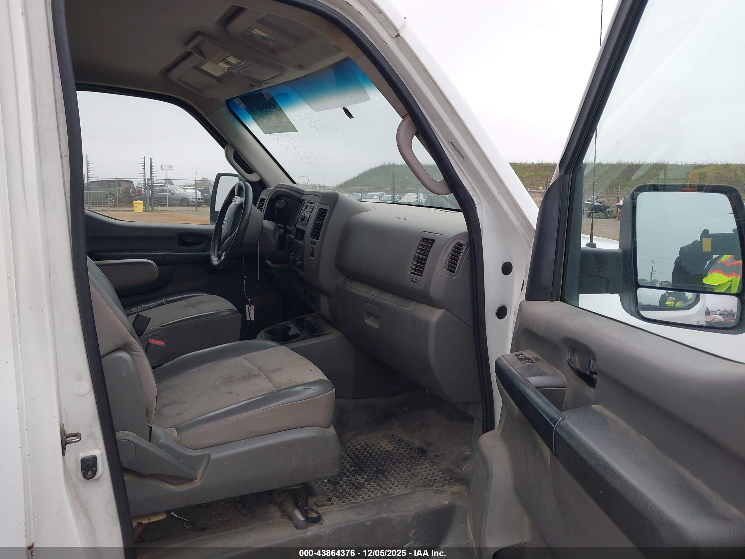 NISSAN NV image 5