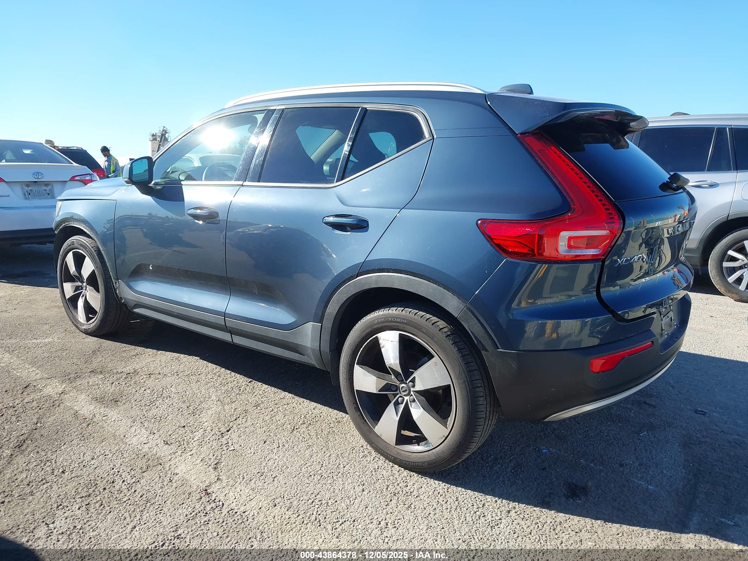 VOLVO XC40 image 3