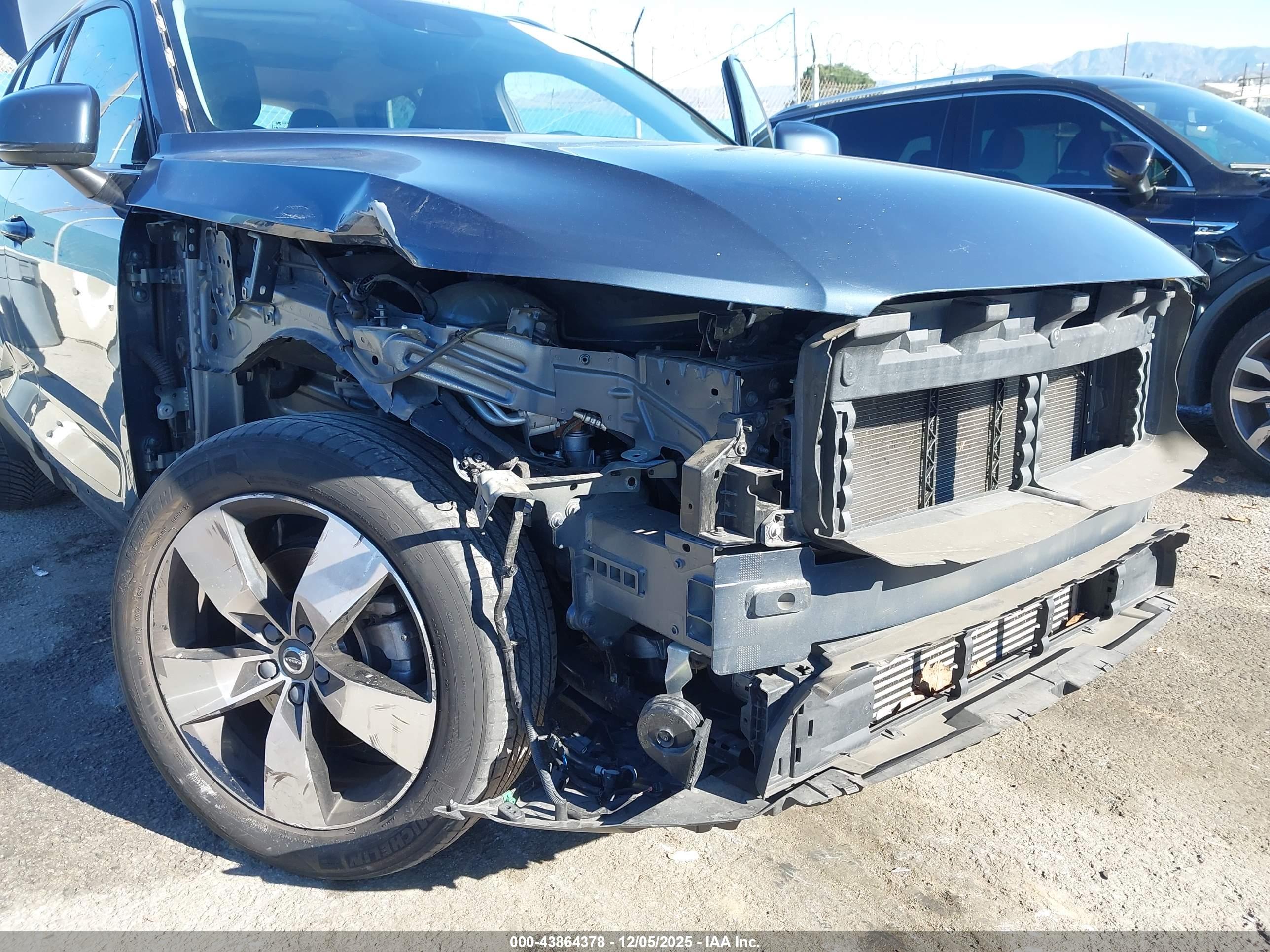 VOLVO XC40 image 6