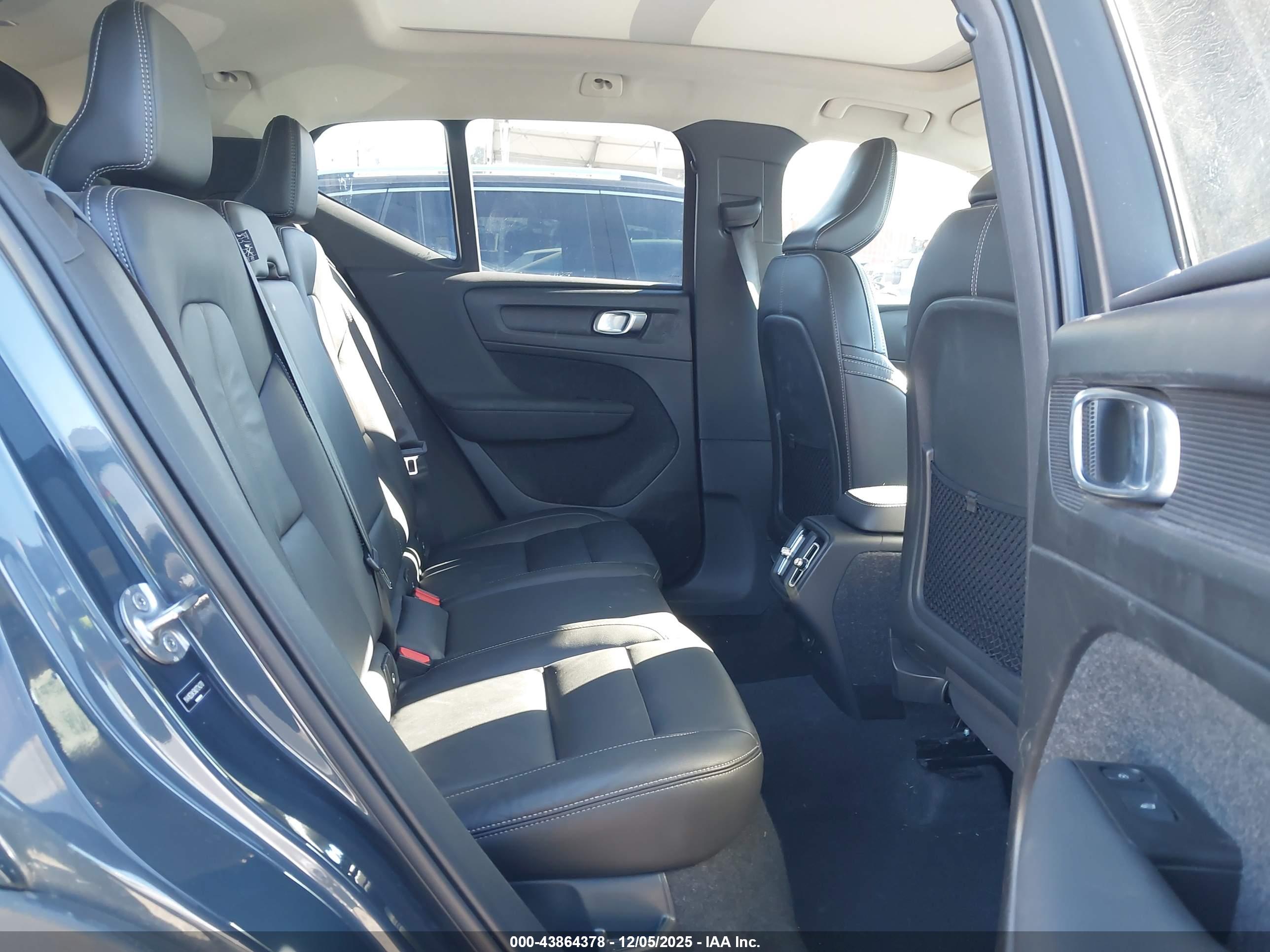 VOLVO XC40 image 8