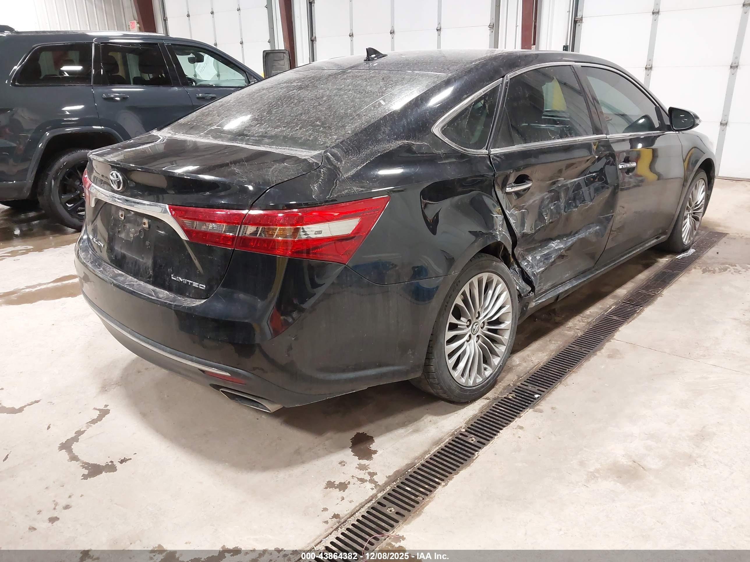TOYOTA AVALON image 4