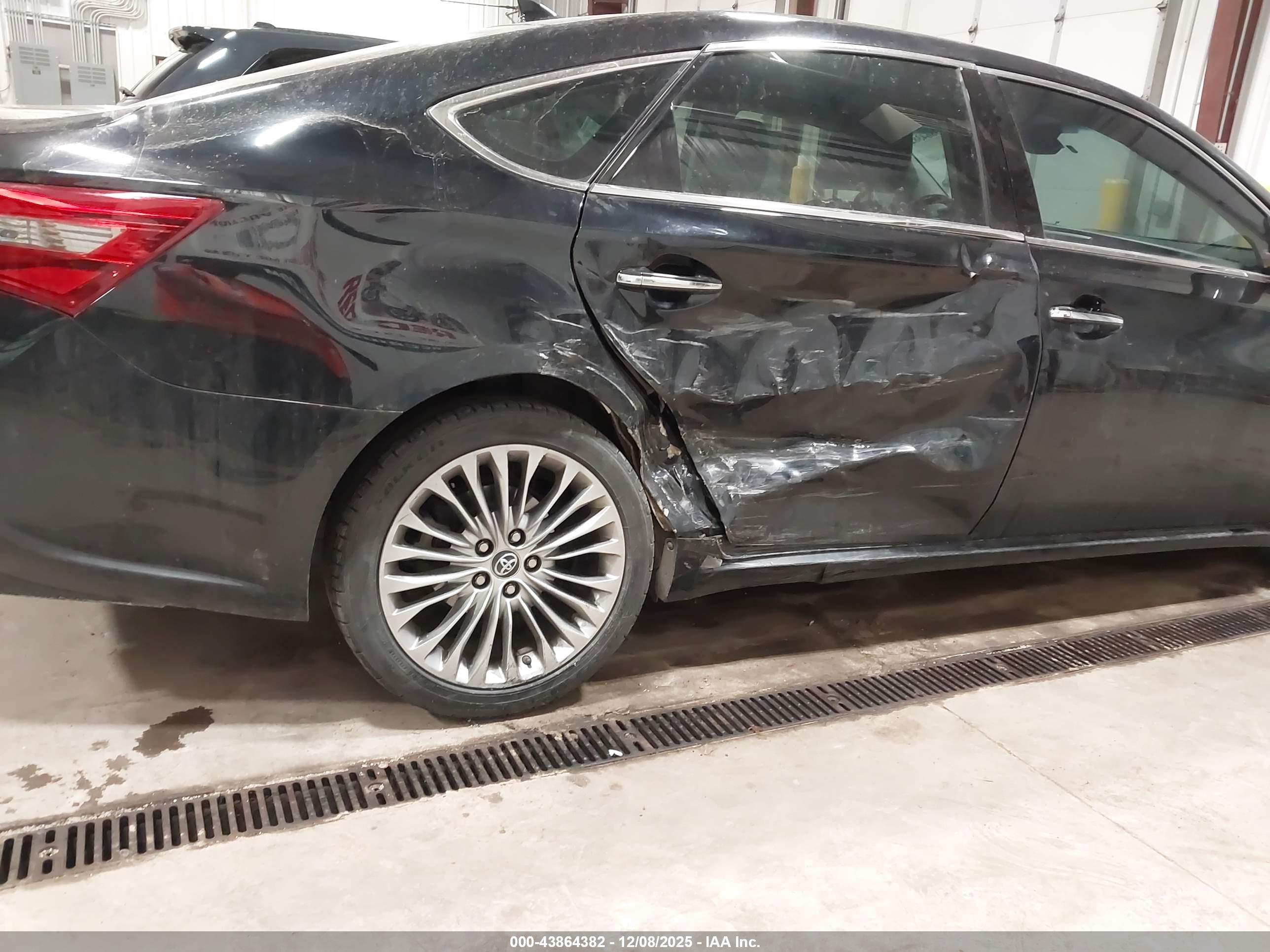TOYOTA AVALON image 6