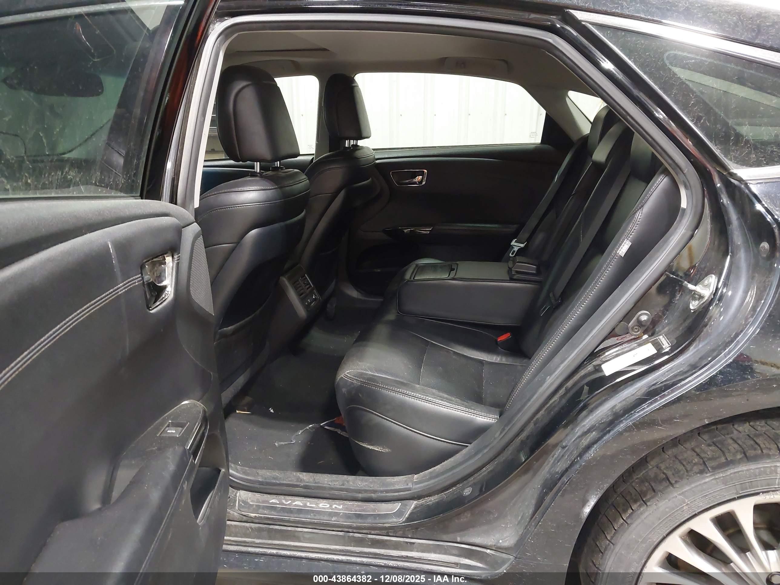 TOYOTA AVALON image 8