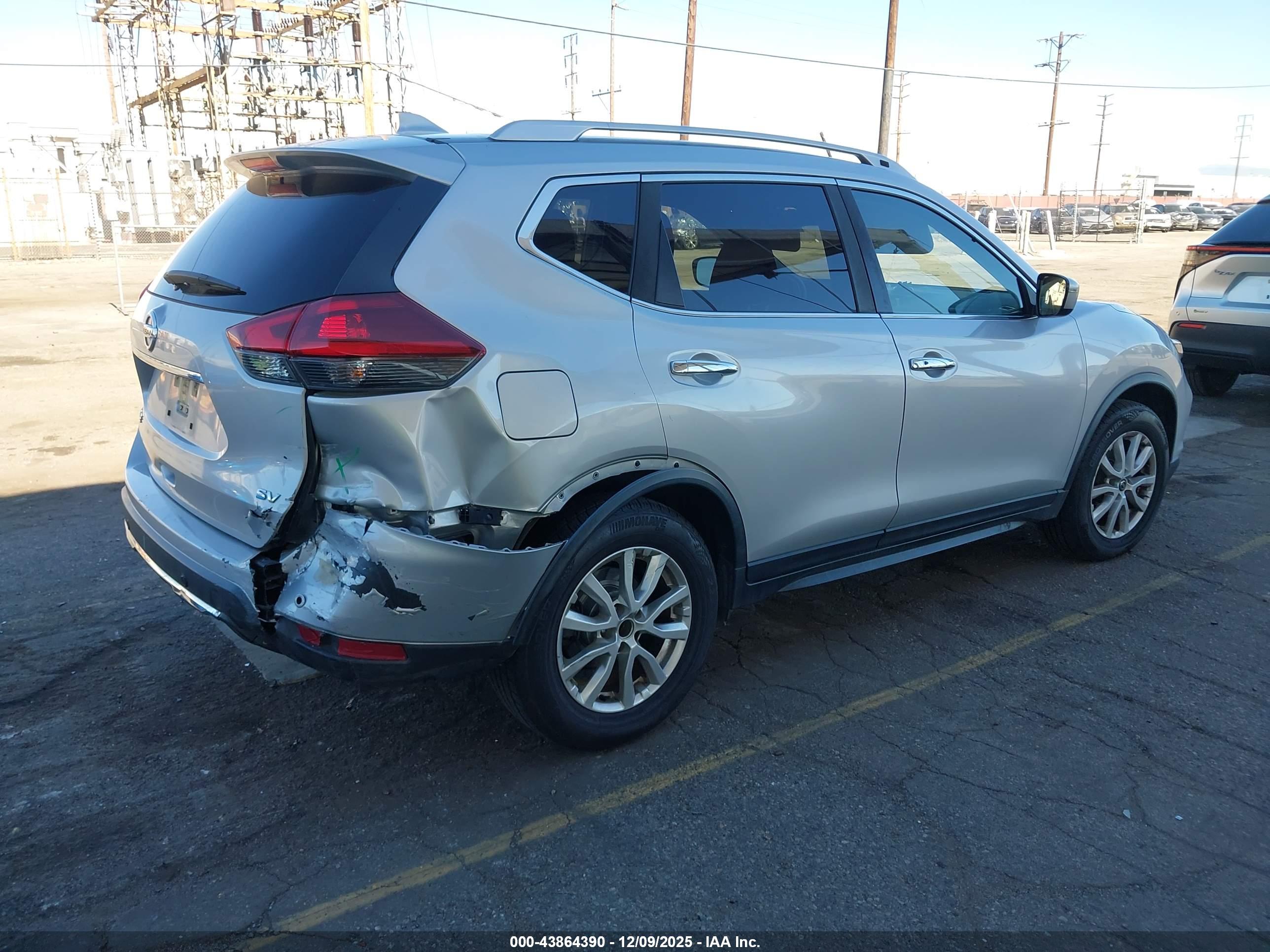 NISSAN ROGUE image 4