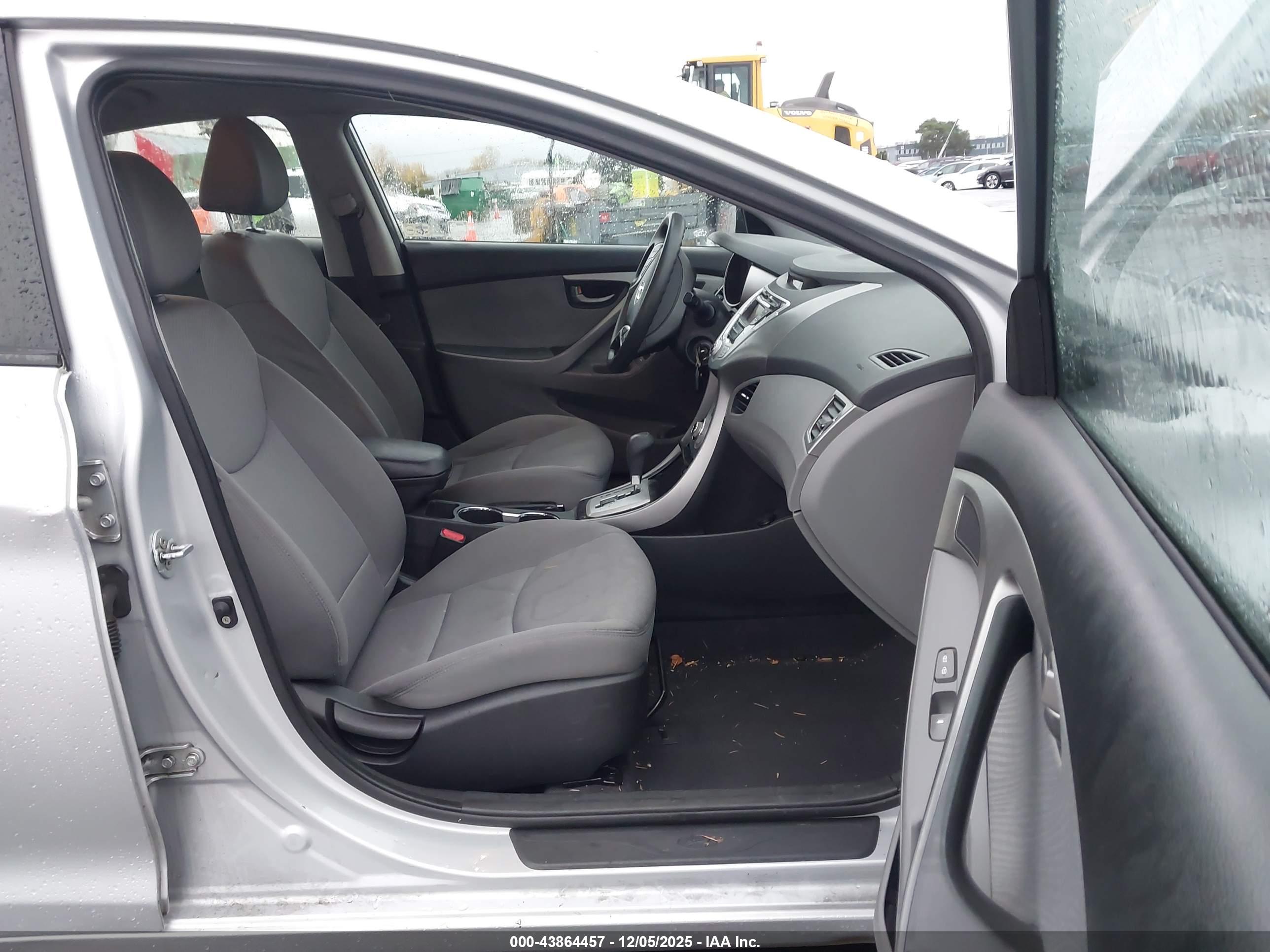 HYUNDAI ELANTRA image 5