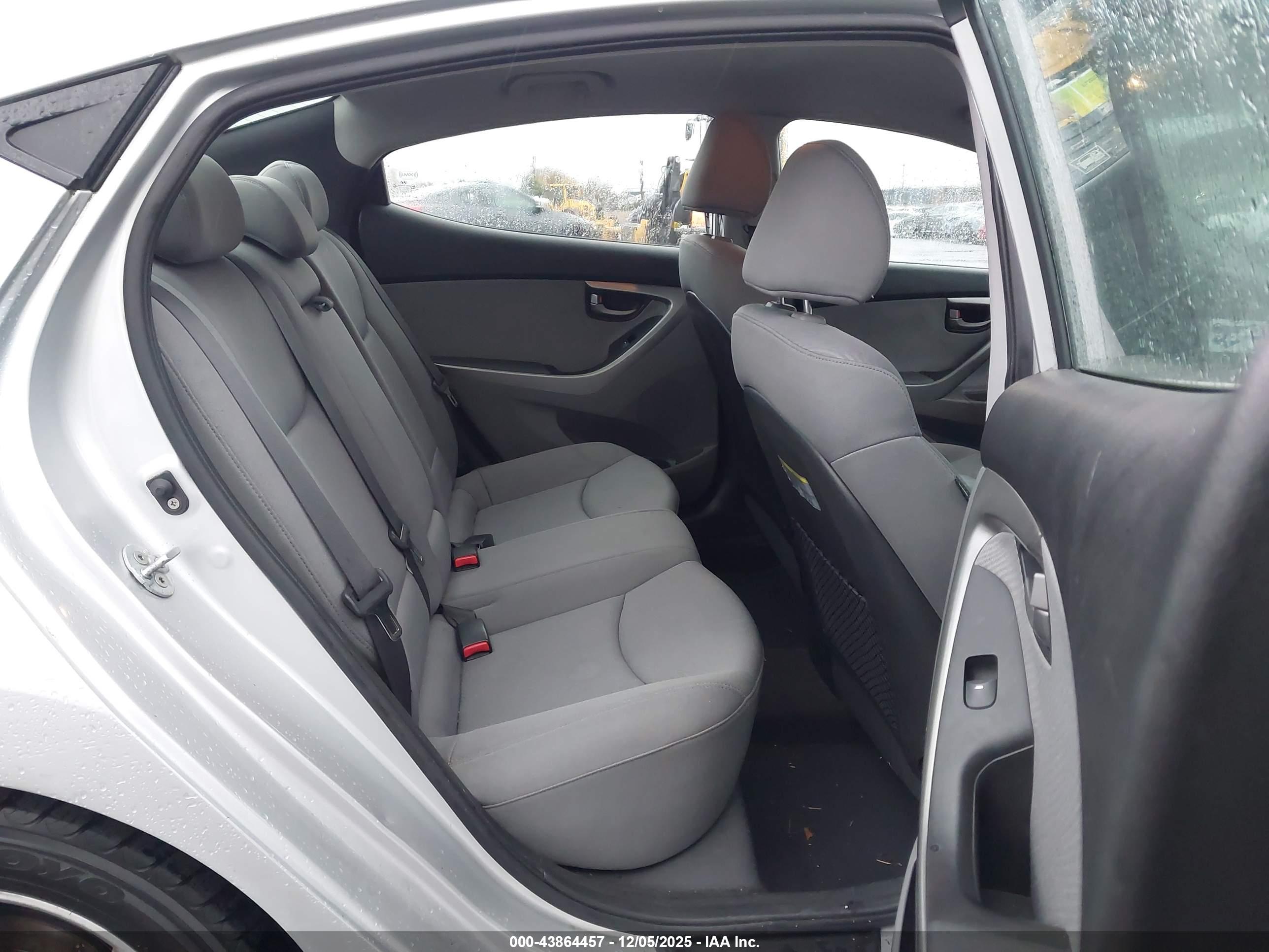 HYUNDAI ELANTRA image 8