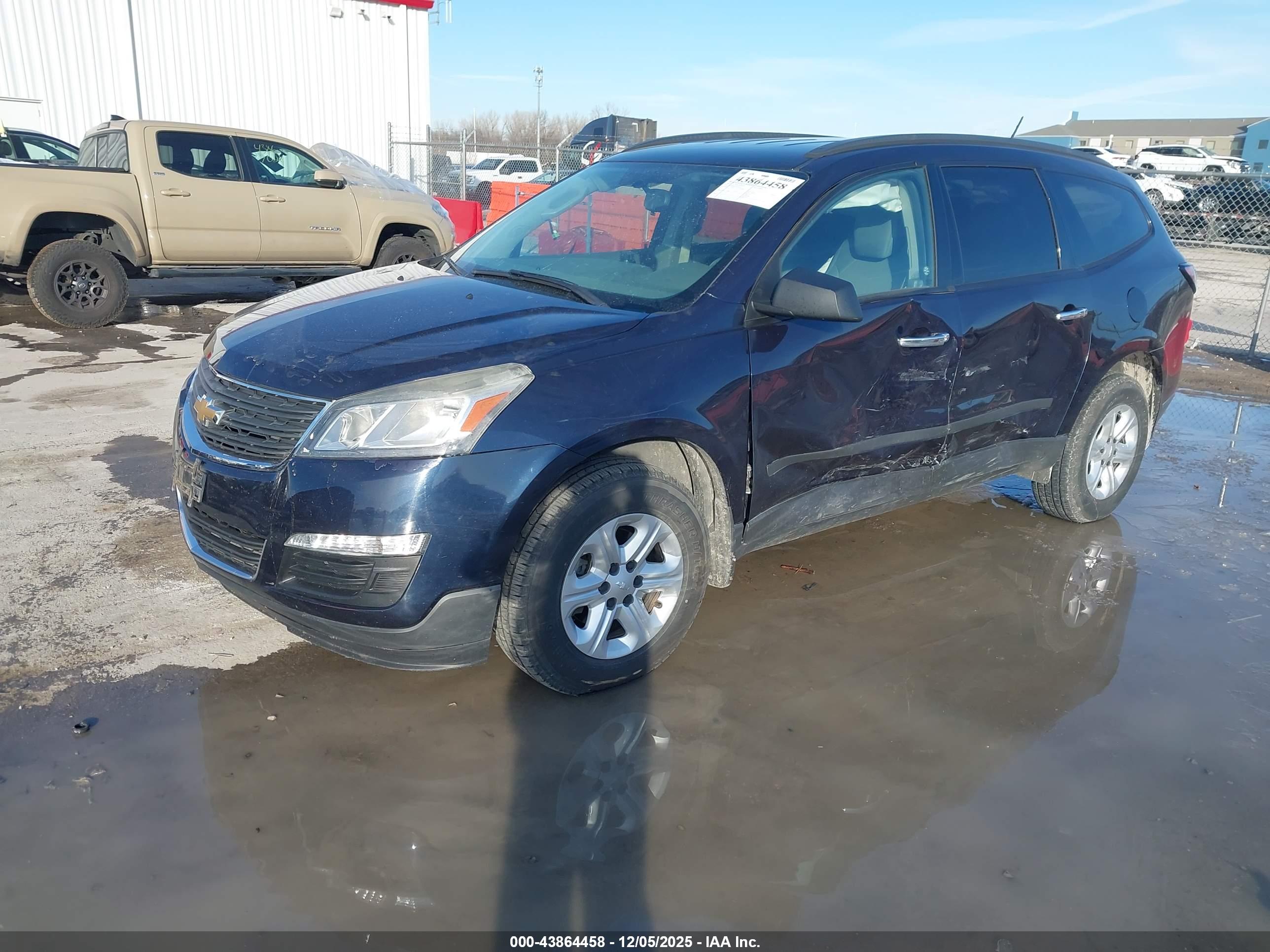 CHEVROLET TRAVERSE image 2