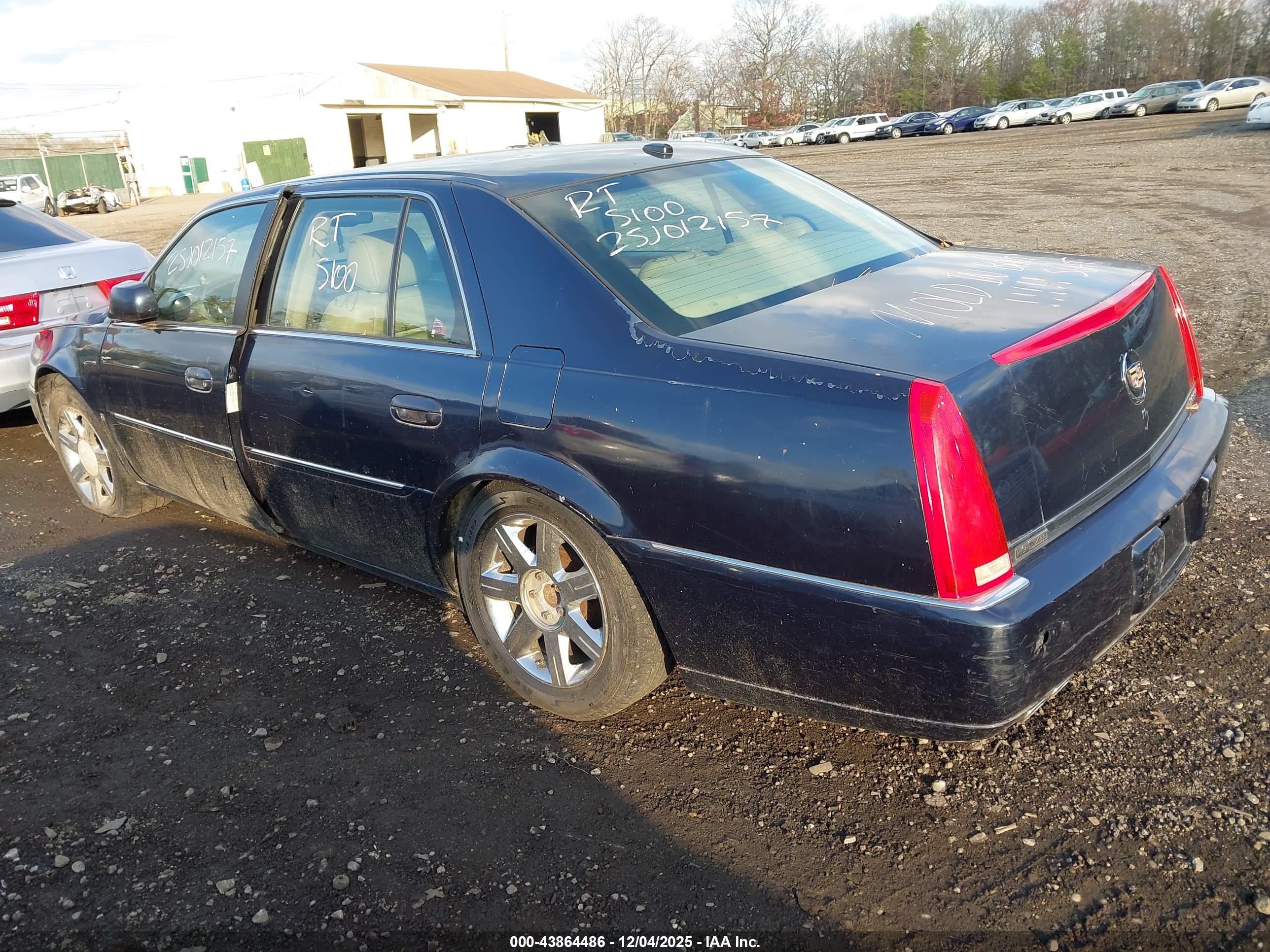 CADILLAC DTS image 3