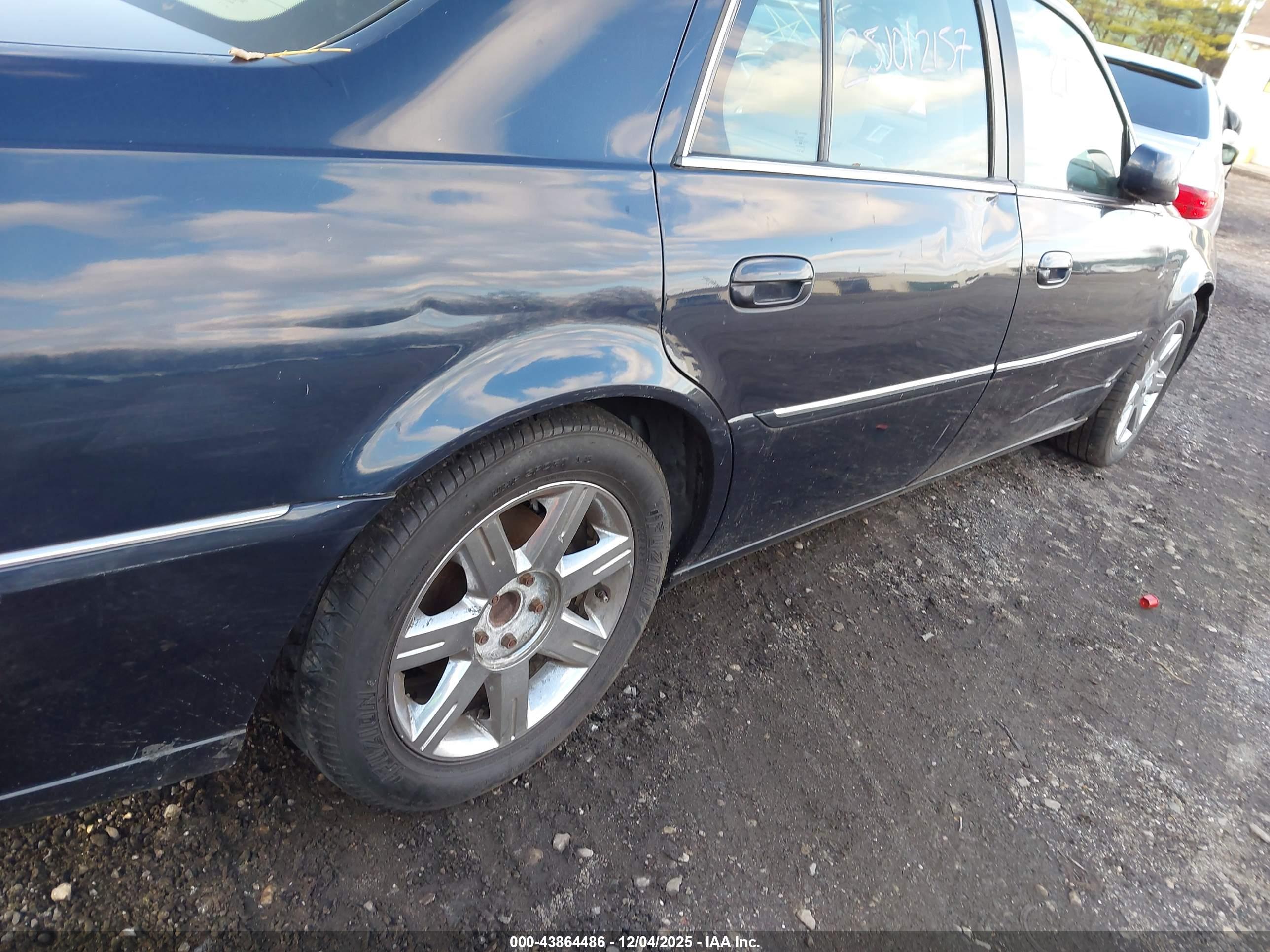 CADILLAC DTS image 6