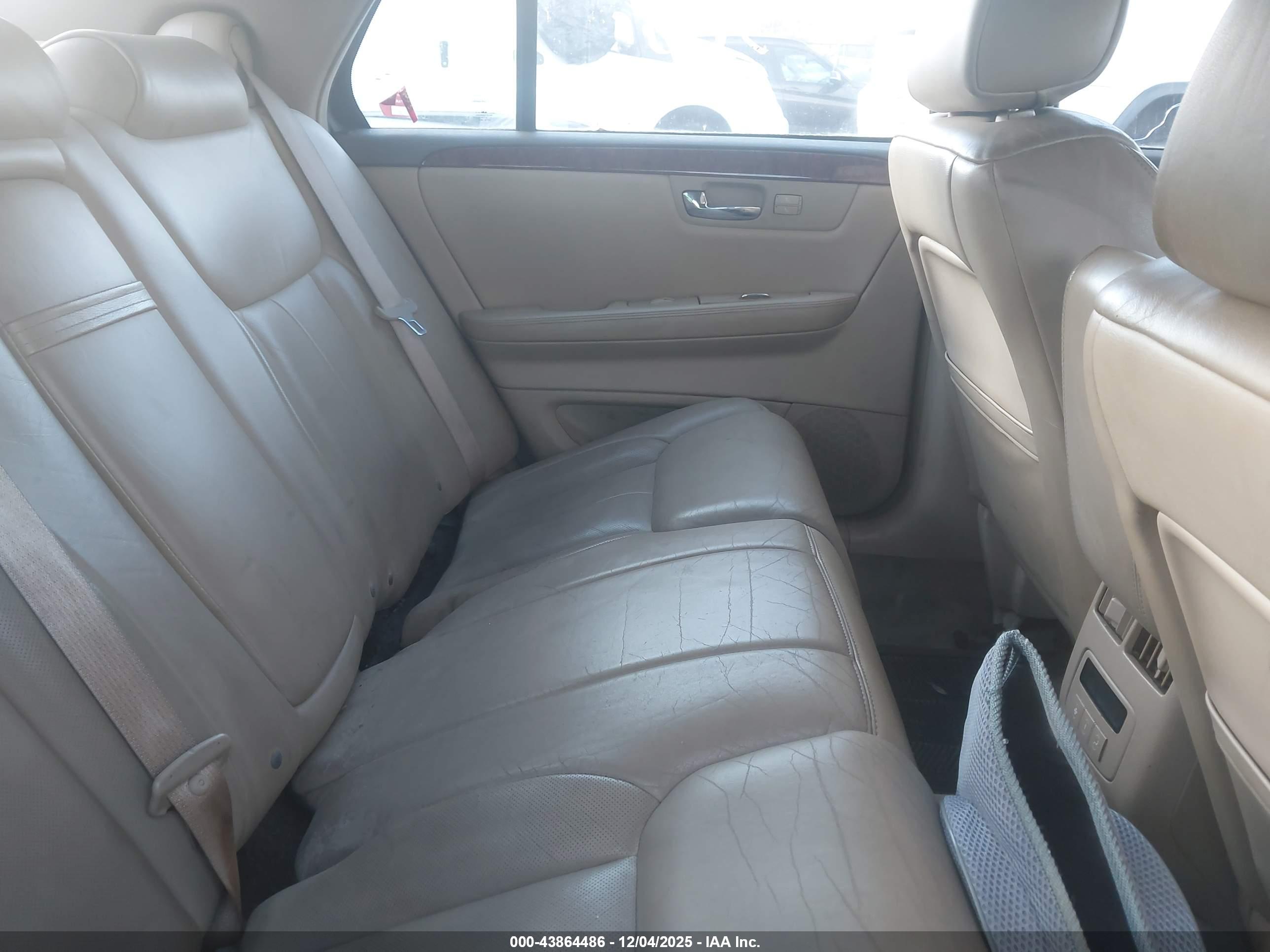 CADILLAC DTS image 8