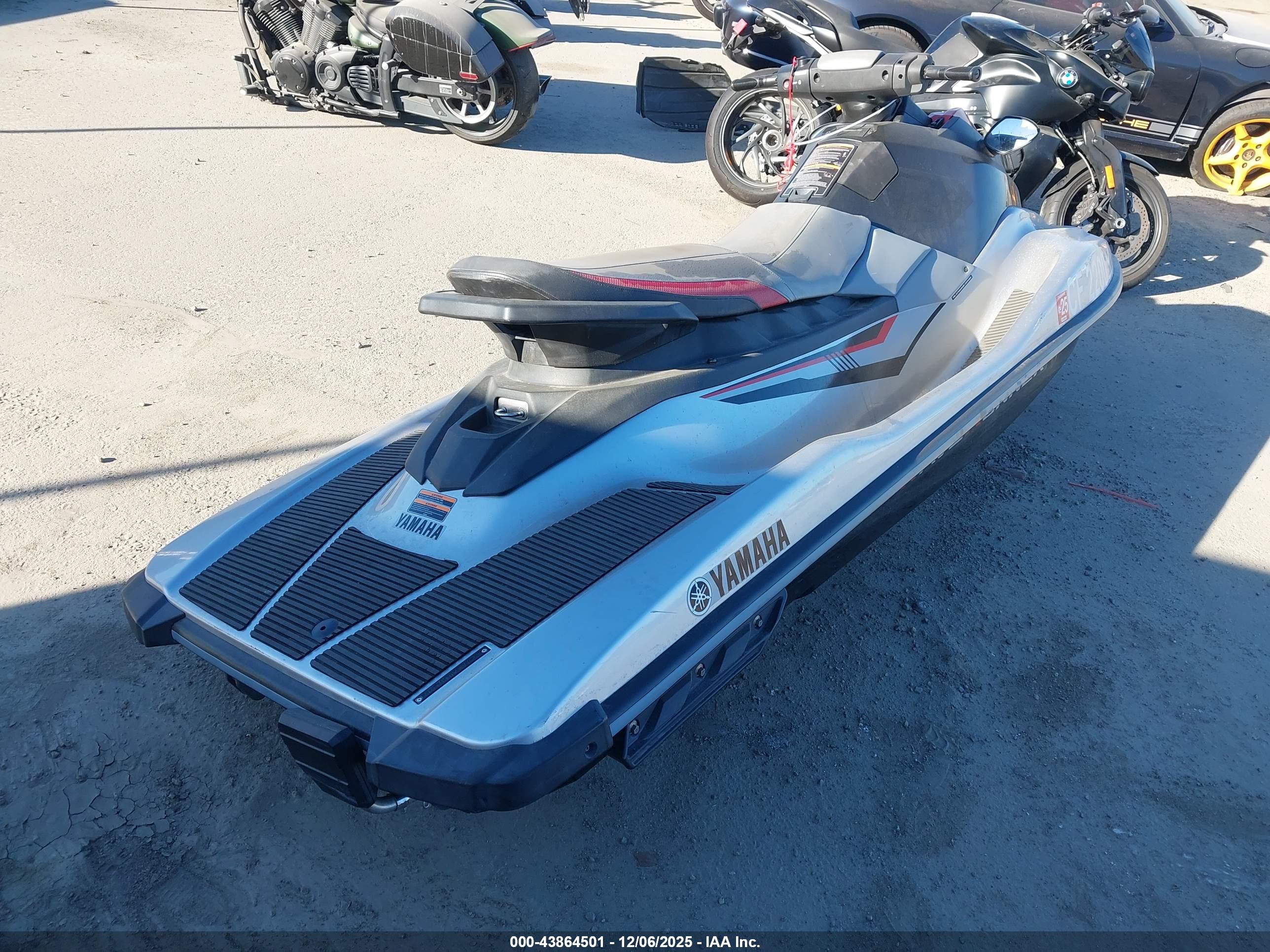 YAMAHA WAVERUNNER image 4