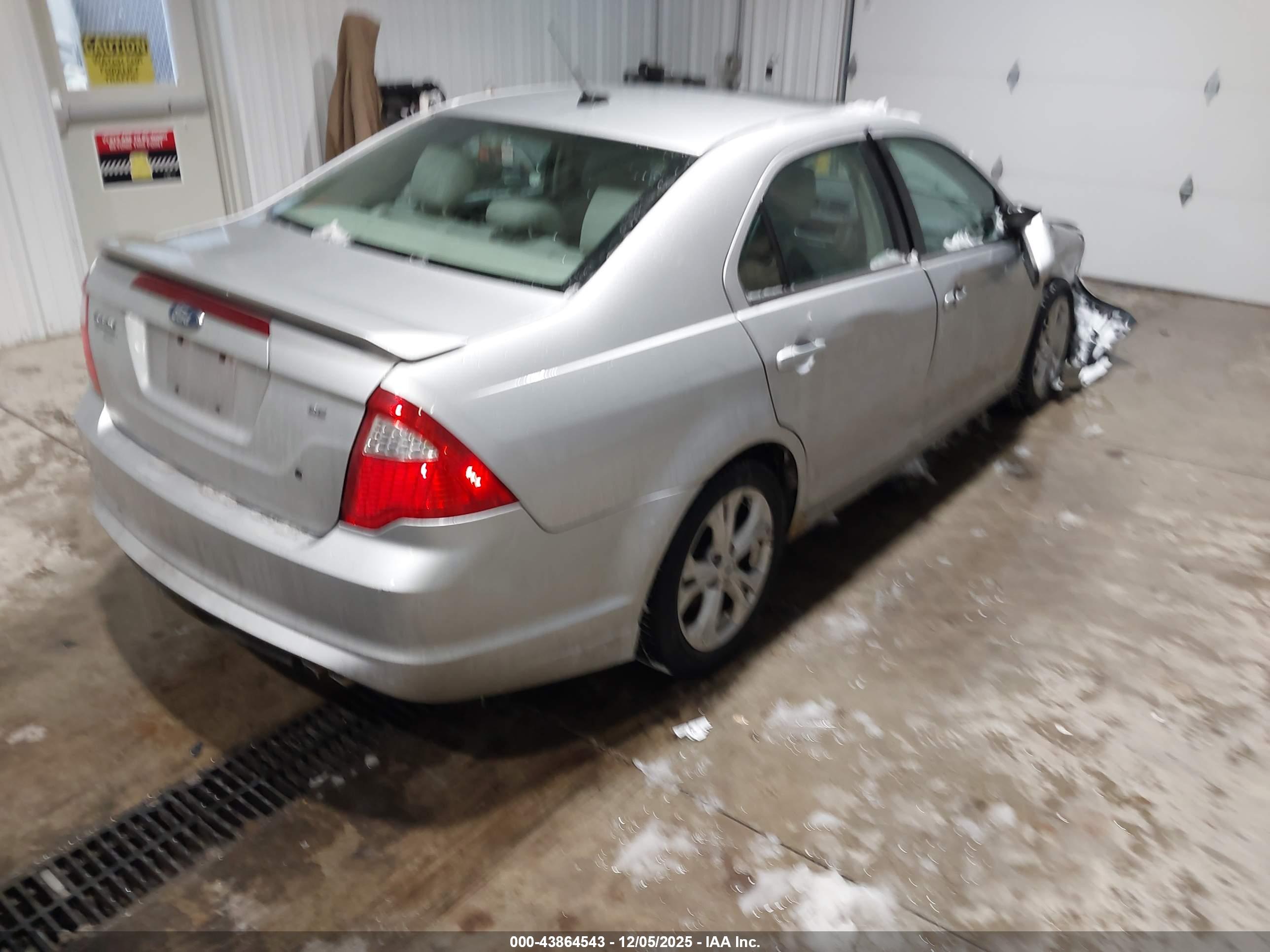 FORD FUSION image 4