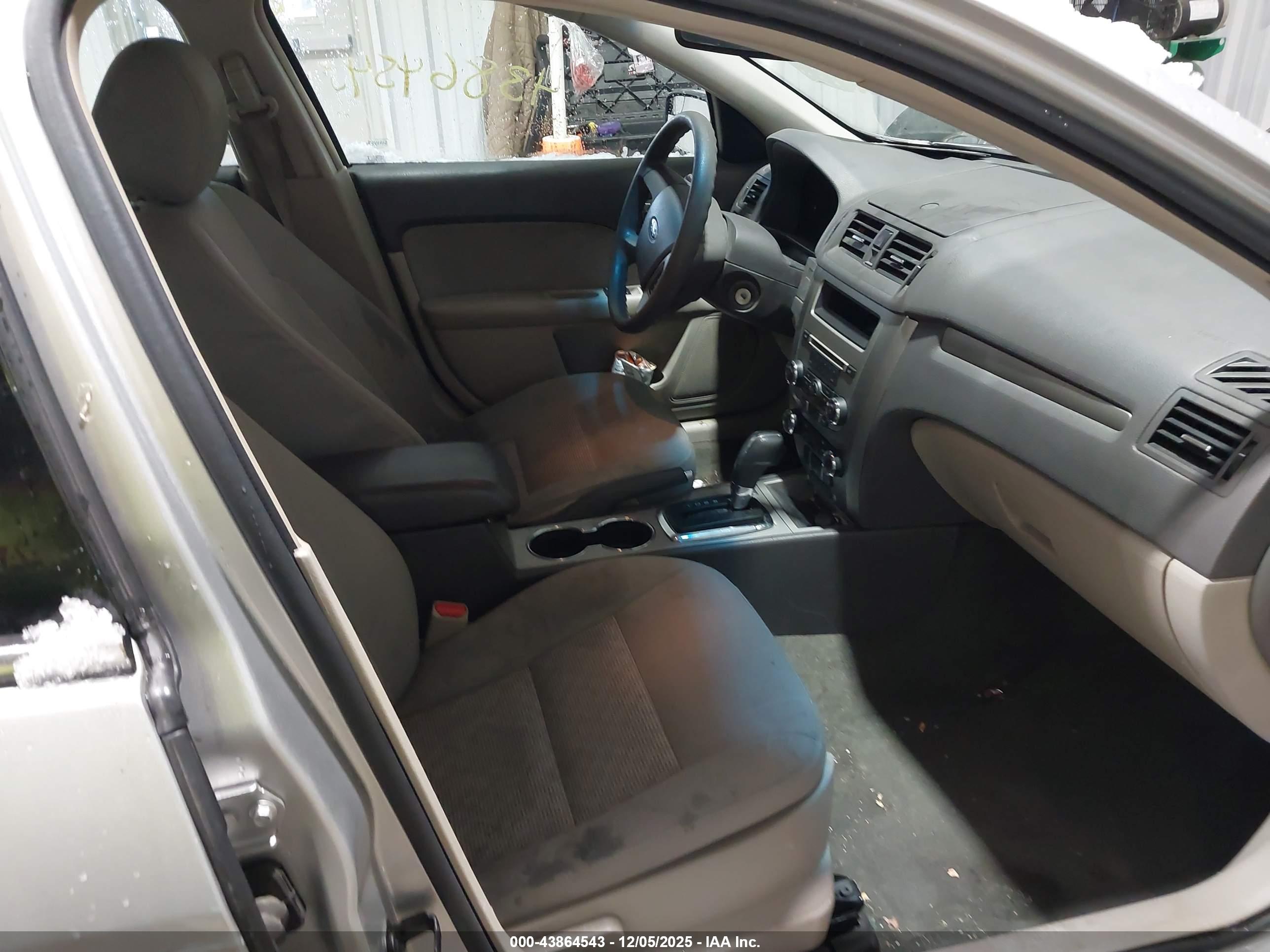 FORD FUSION image 5