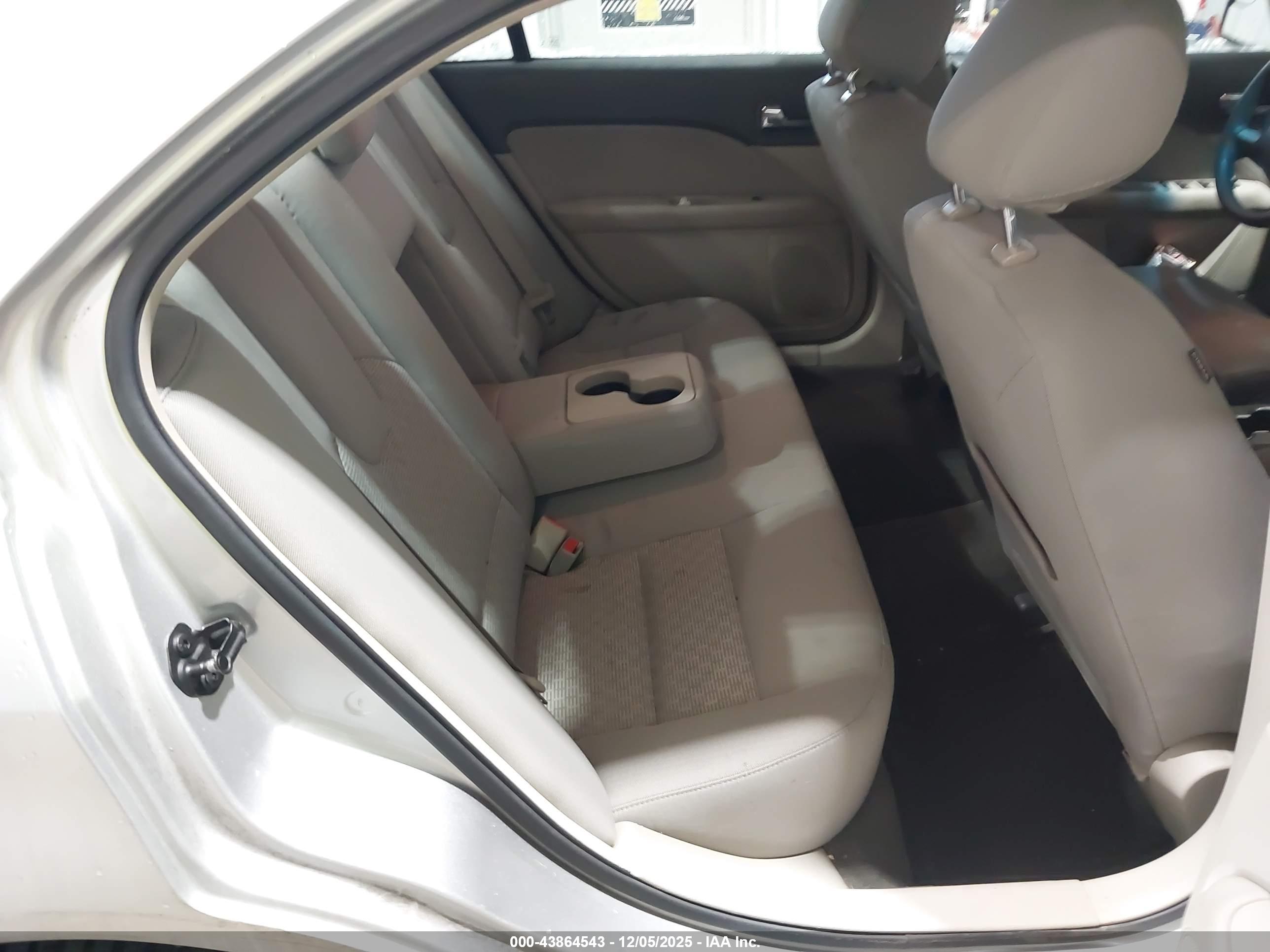 FORD FUSION image 8