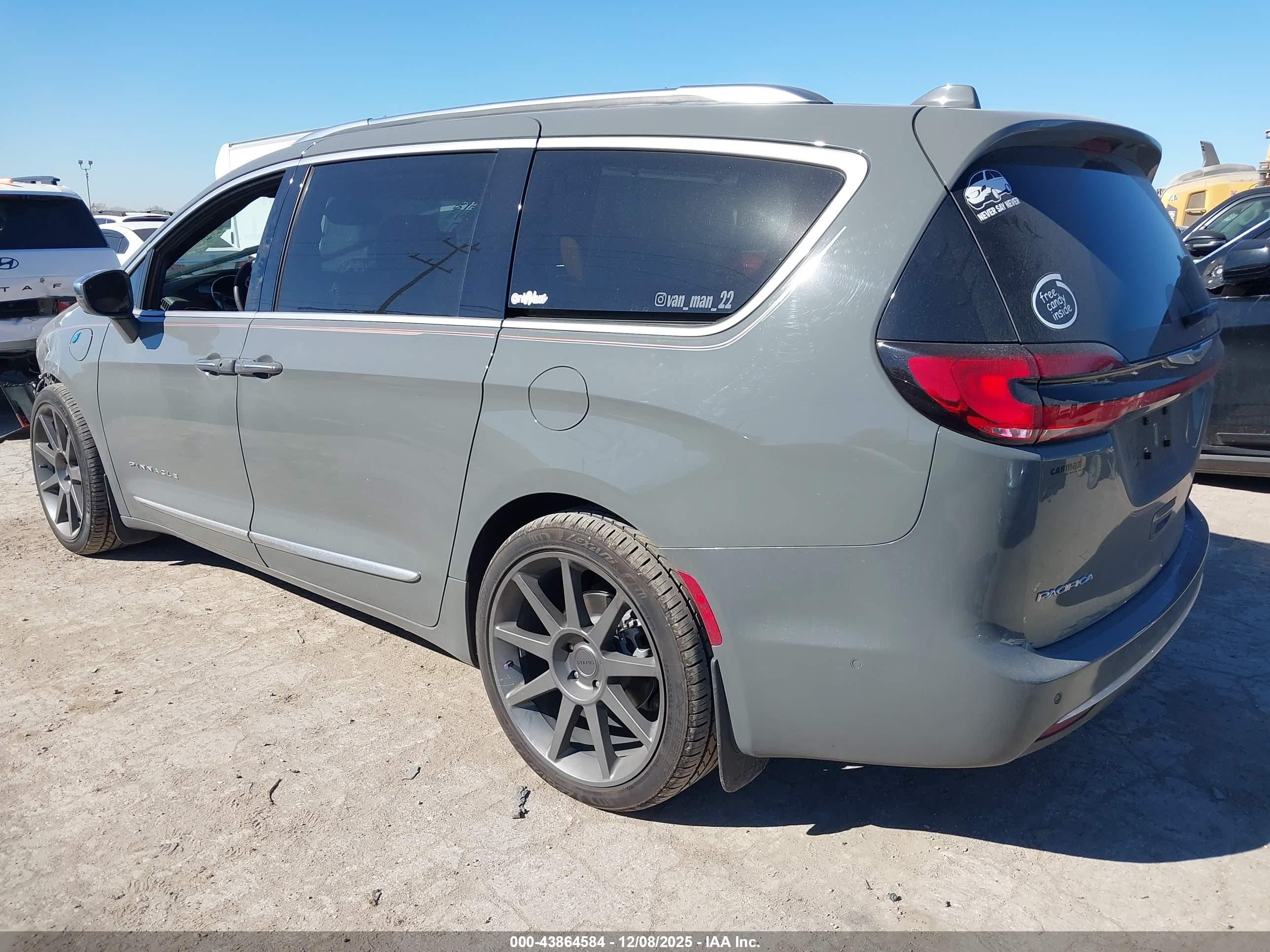 CHRYSLER PACIFICA image 3