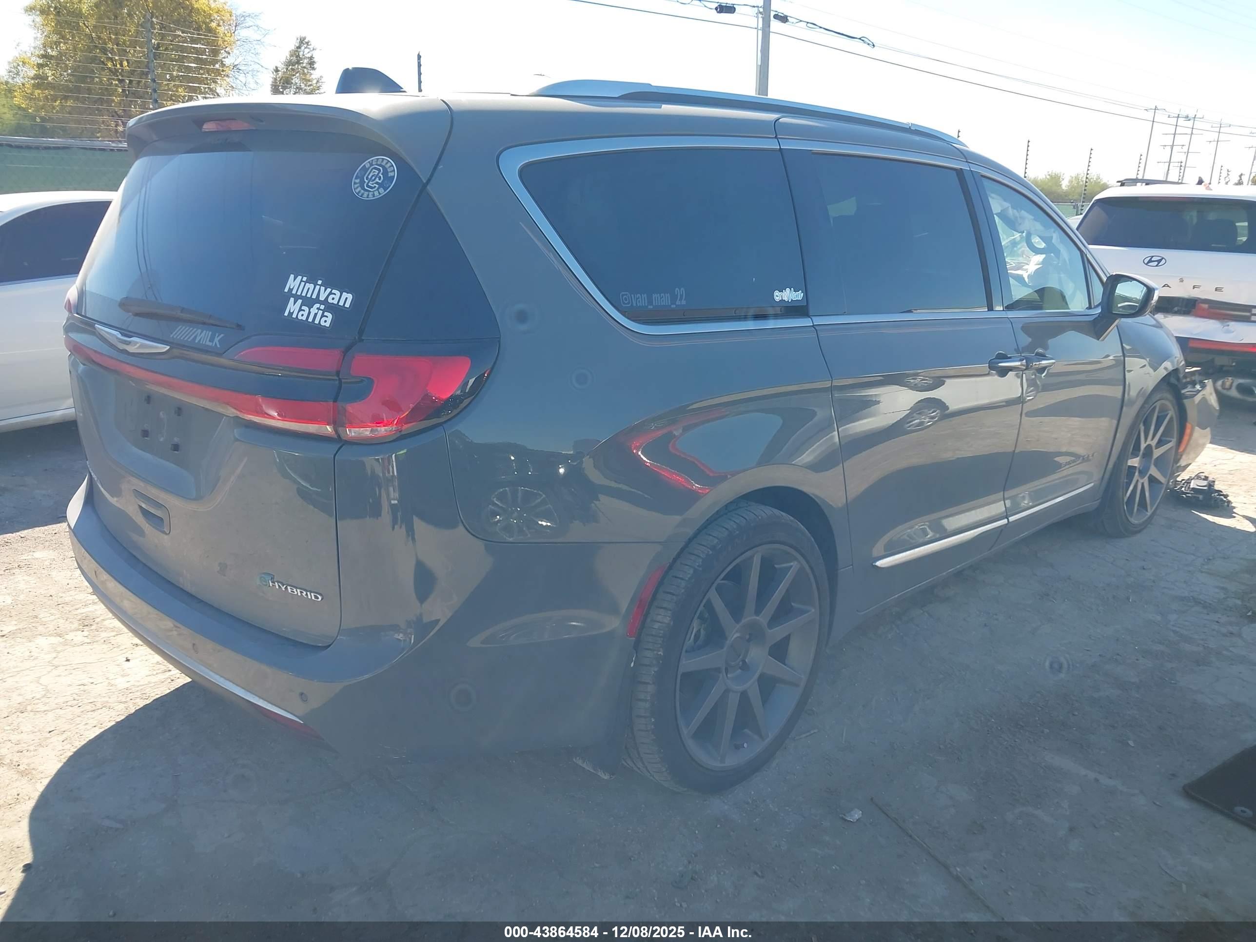 CHRYSLER PACIFICA image 4