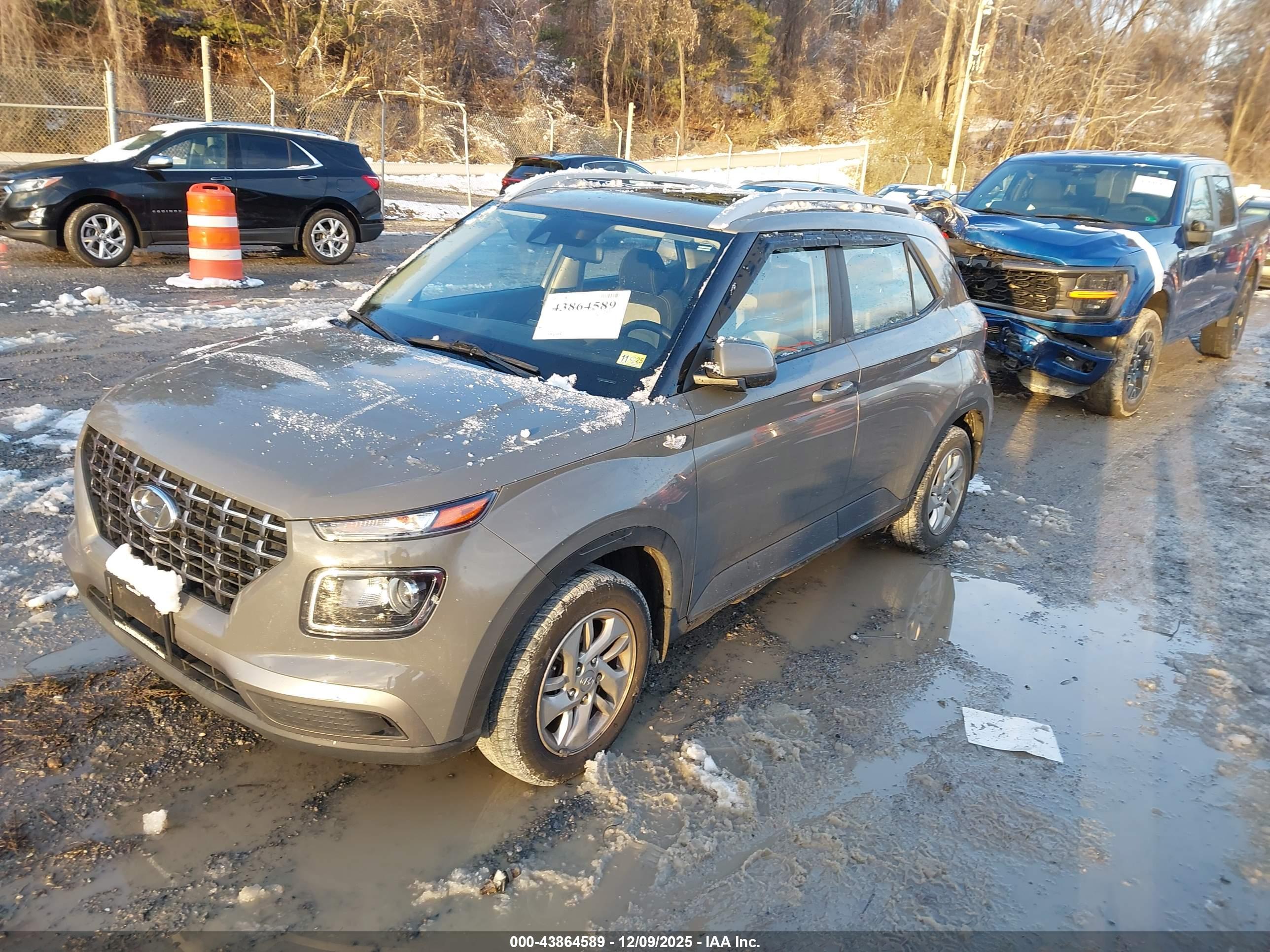 HYUNDAI VENUE image 2