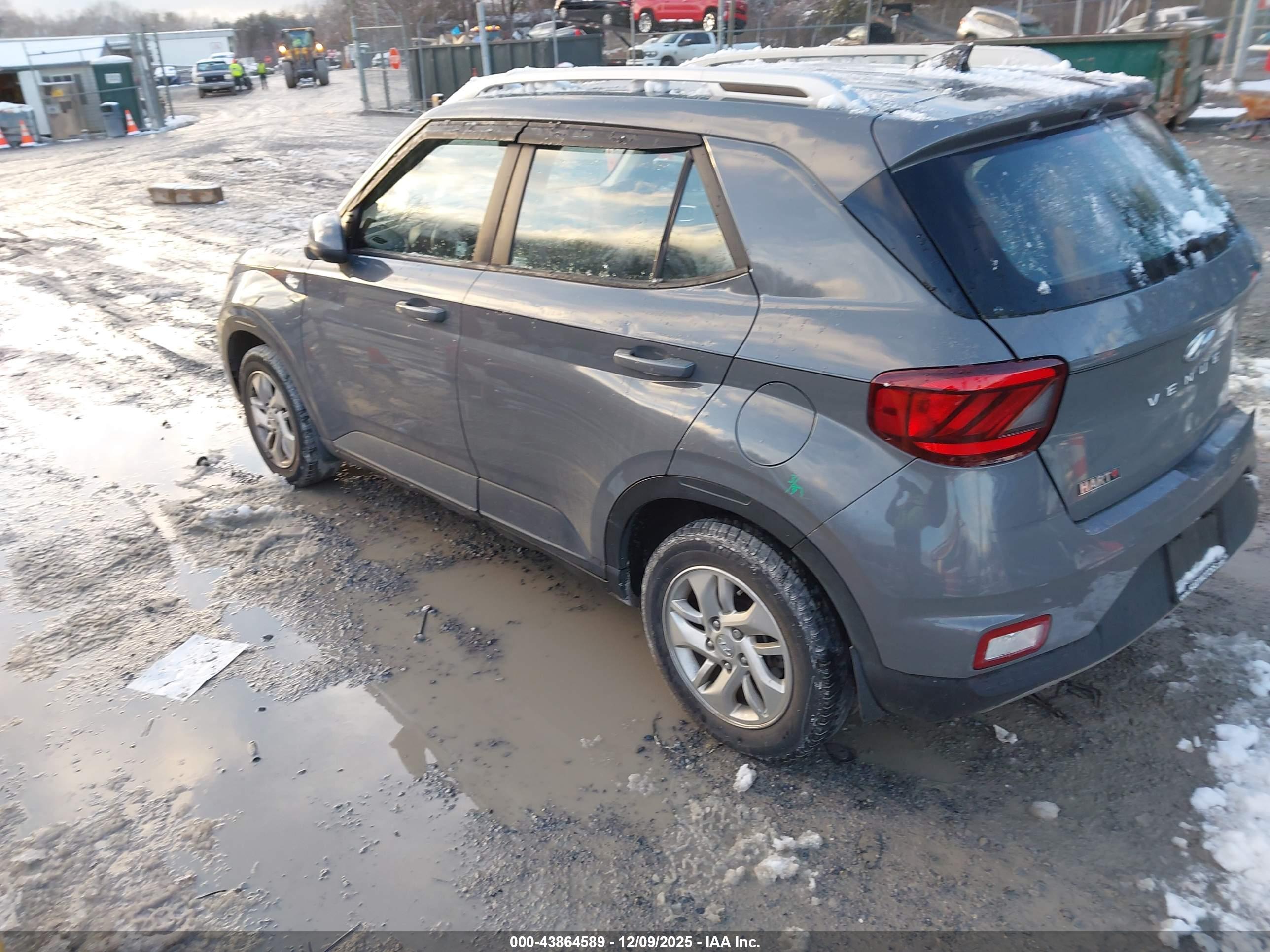 HYUNDAI VENUE image 3