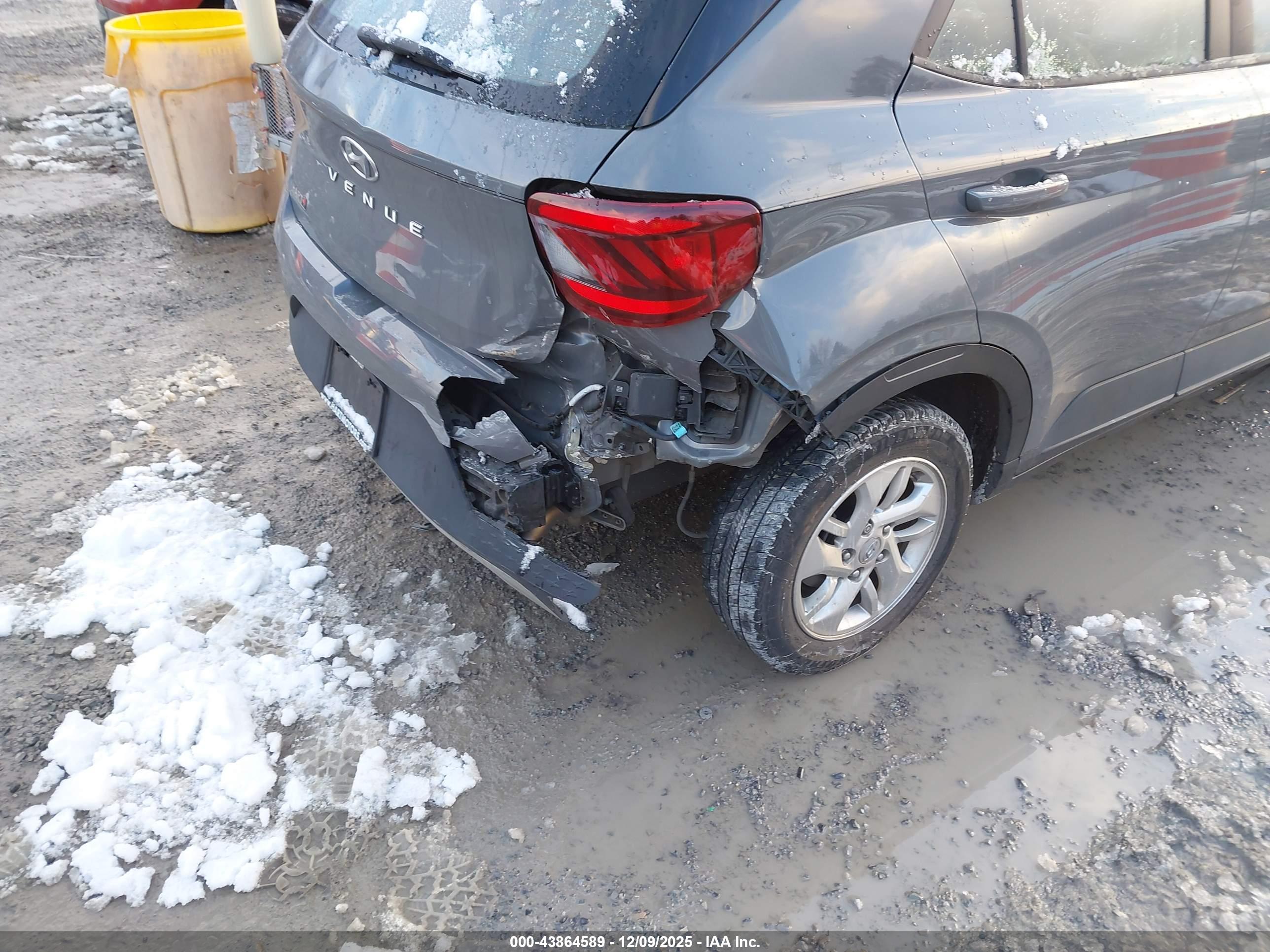 HYUNDAI VENUE image 6