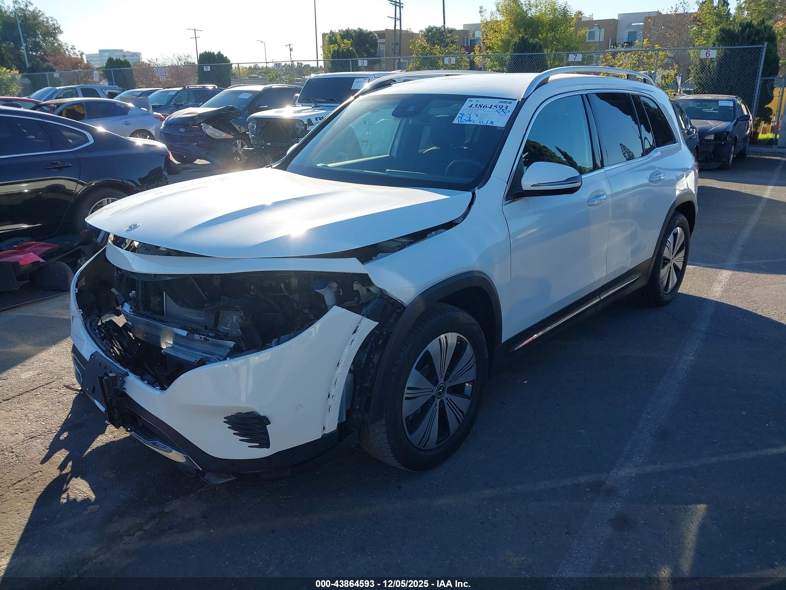 MERCEDES-BENZ EQB image 2
