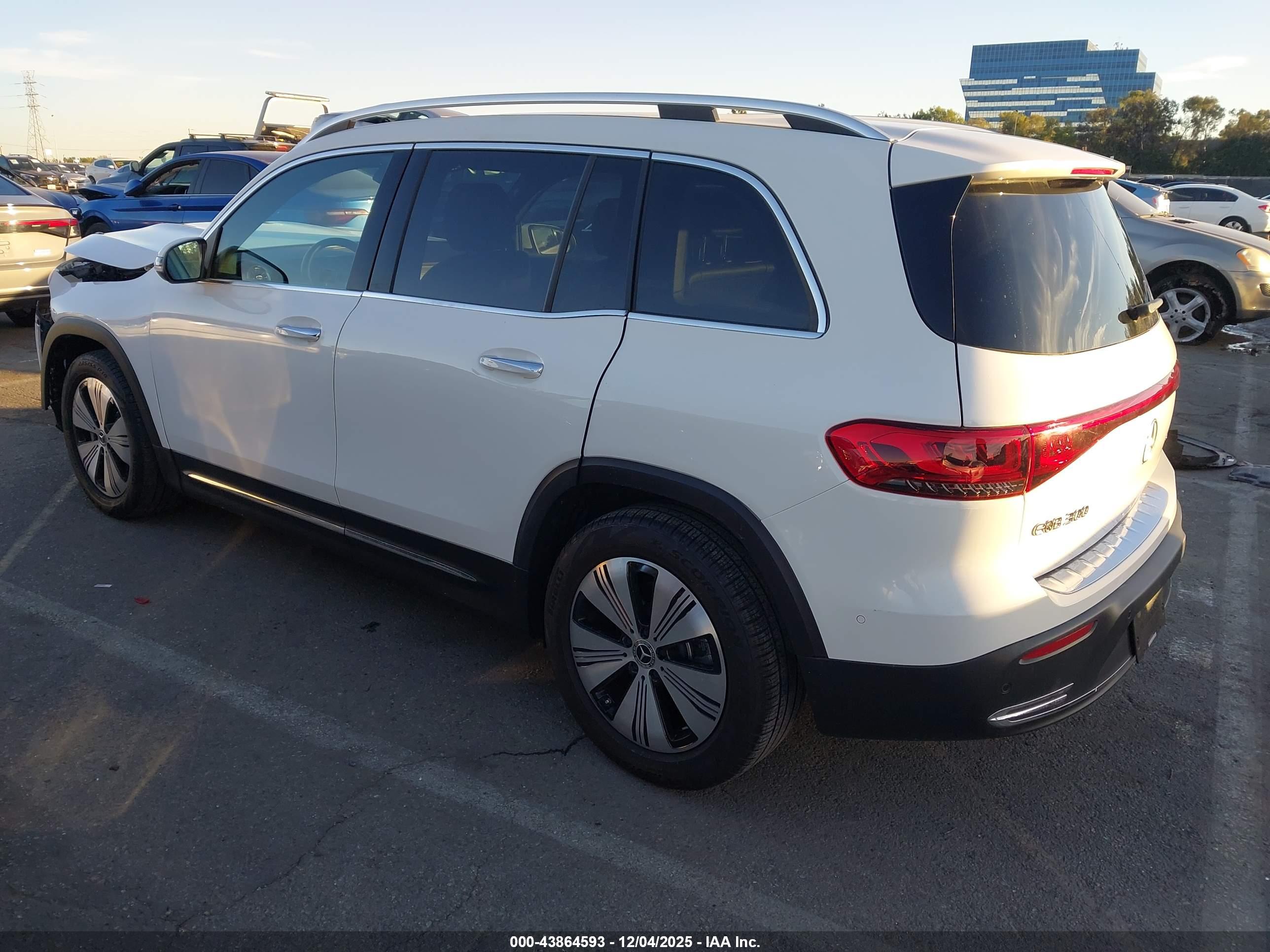 MERCEDES-BENZ EQB image 3